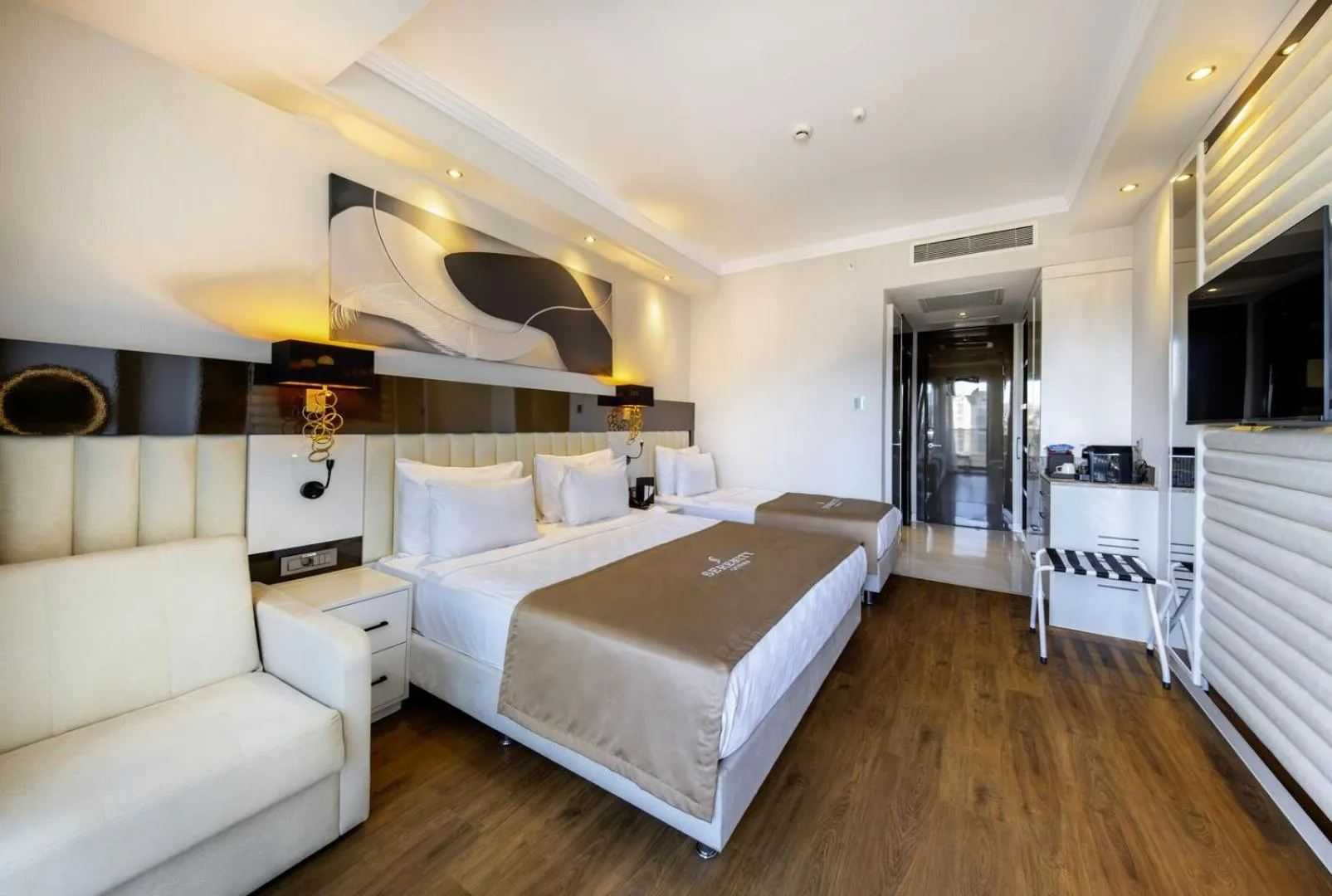 Bed in Serenity Queen Hotel