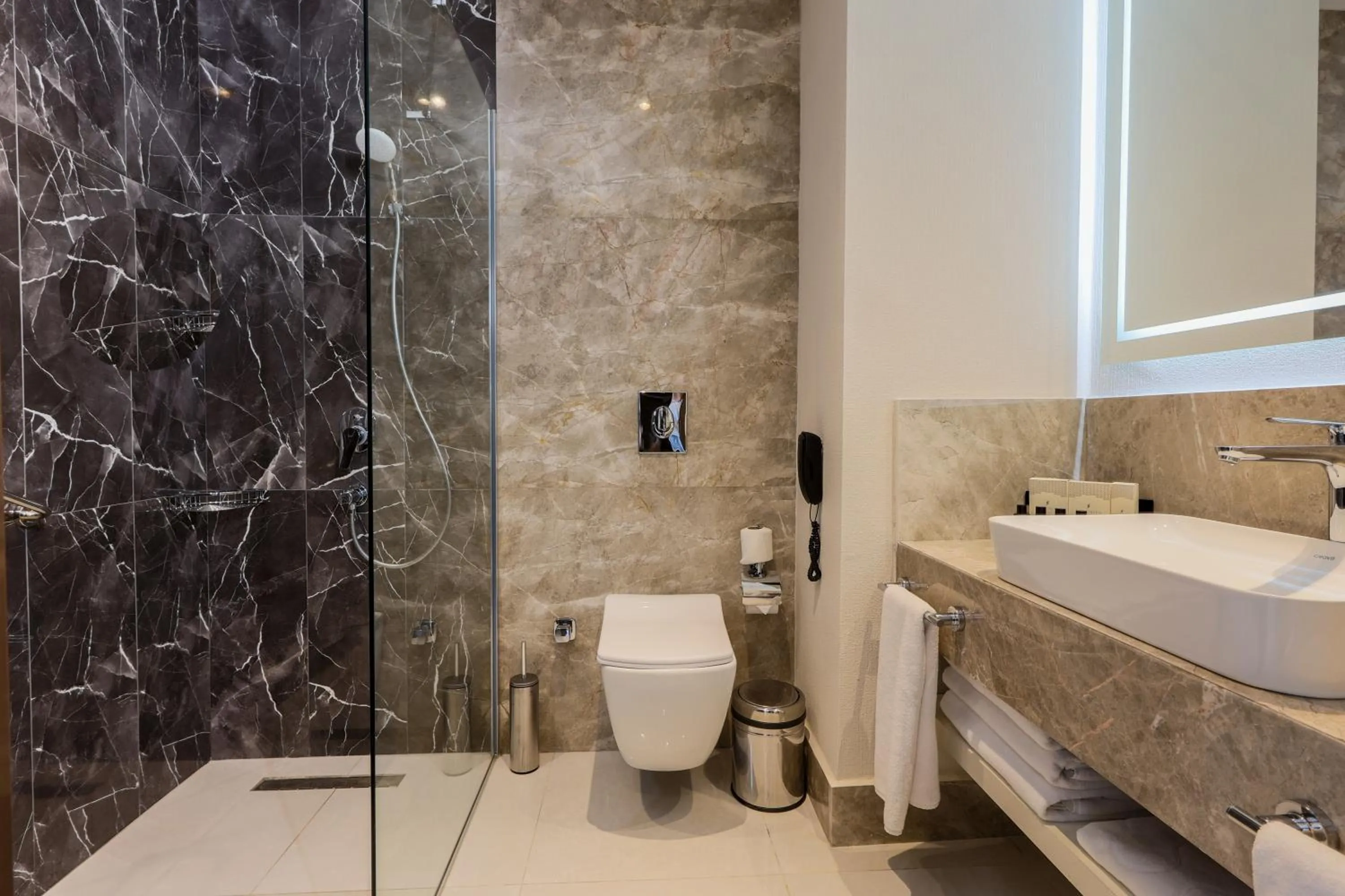 Shower in Serenity Queen Hotel