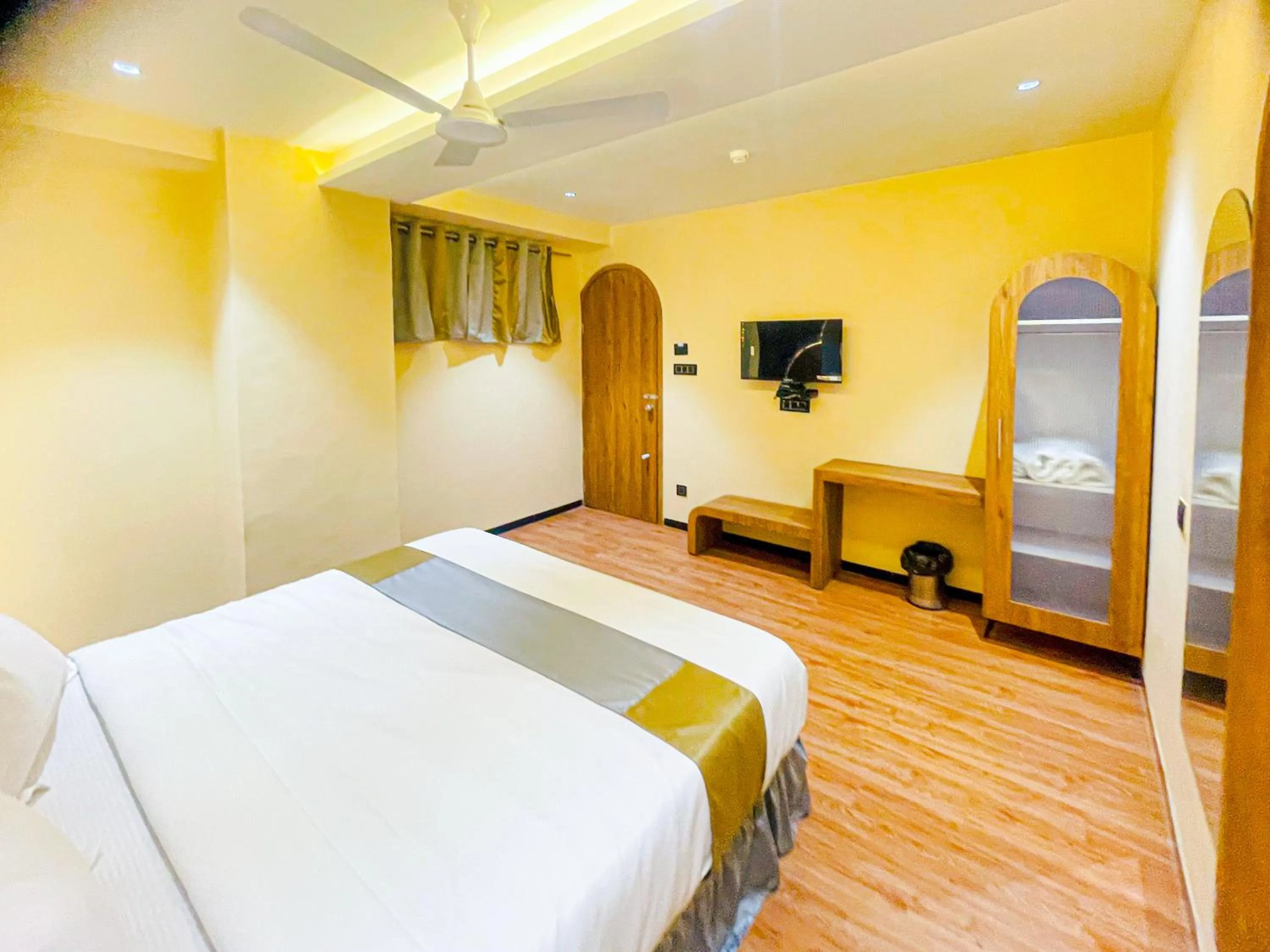 Living room, Bed in Hotel Nova Bopal