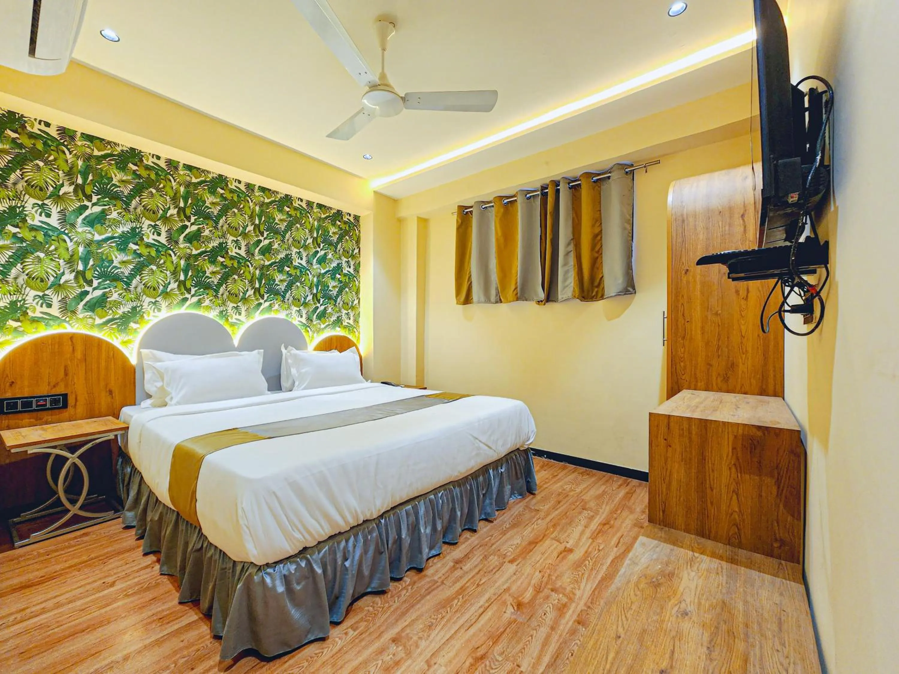 Bedroom, Bed in Hotel Nova Bopal