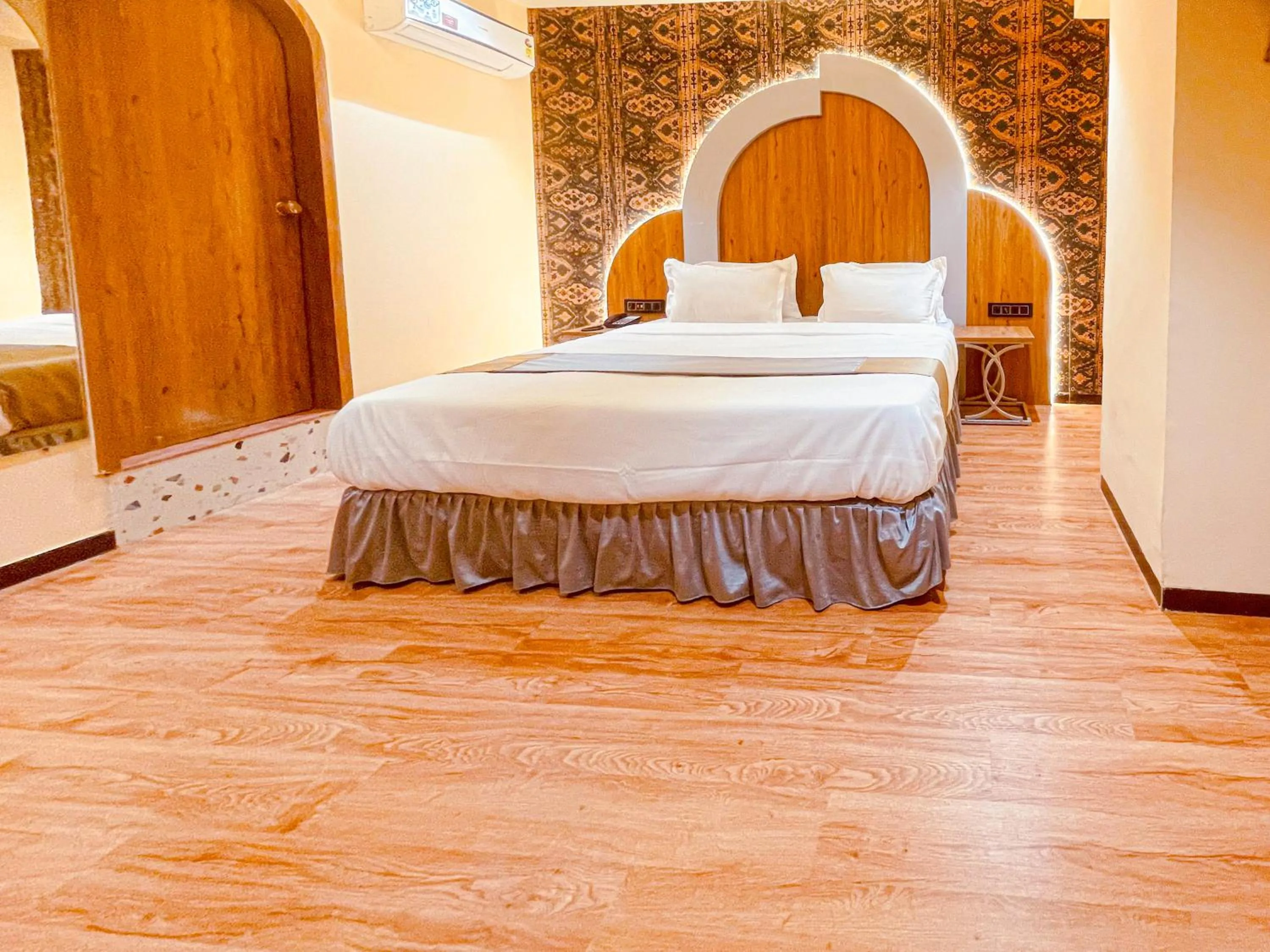 Living room, Bed in Hotel Nova Bopal