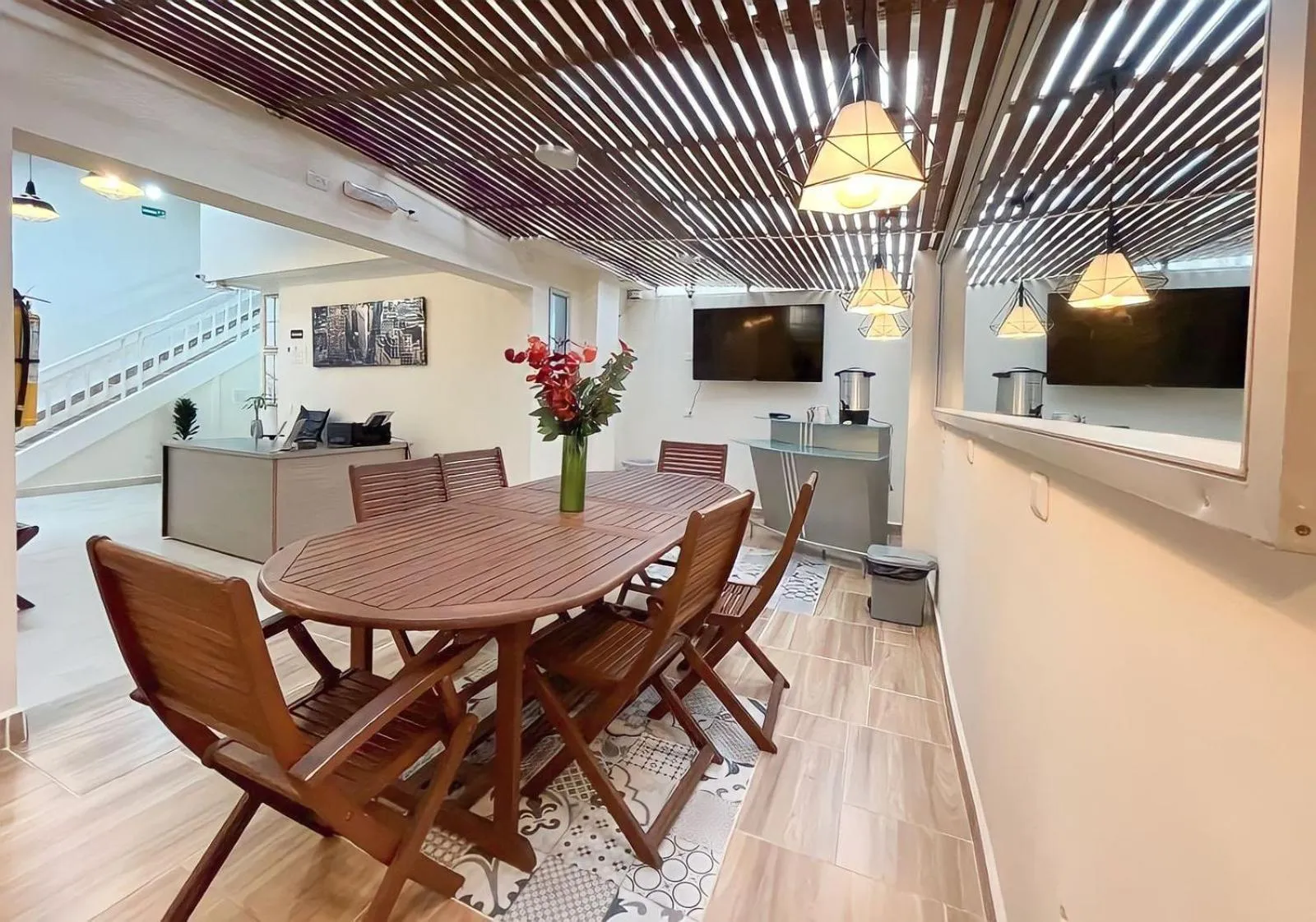 Communal lounge/ TV room in Hotel 12 Nights