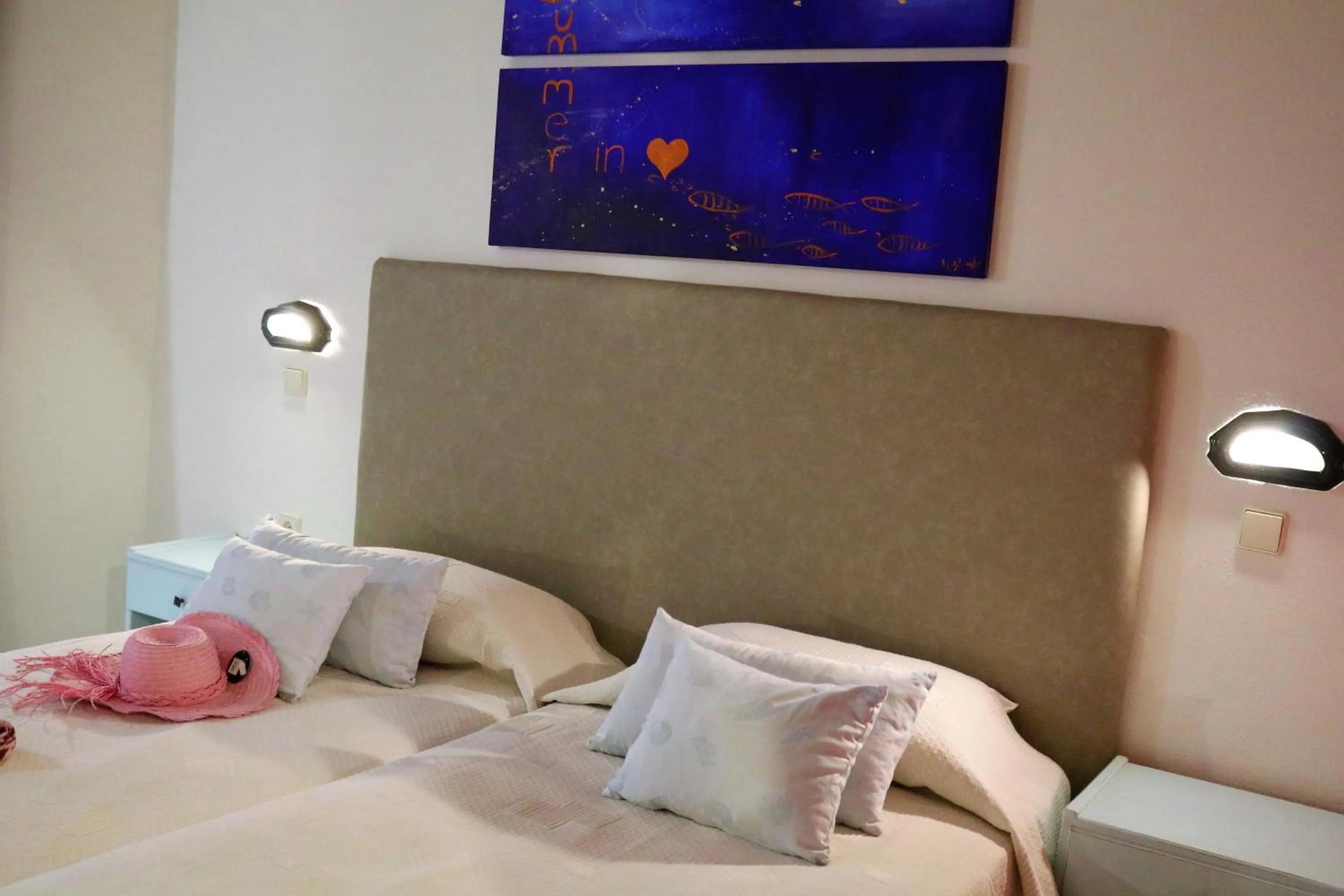 Photo of the whole room in John Mary