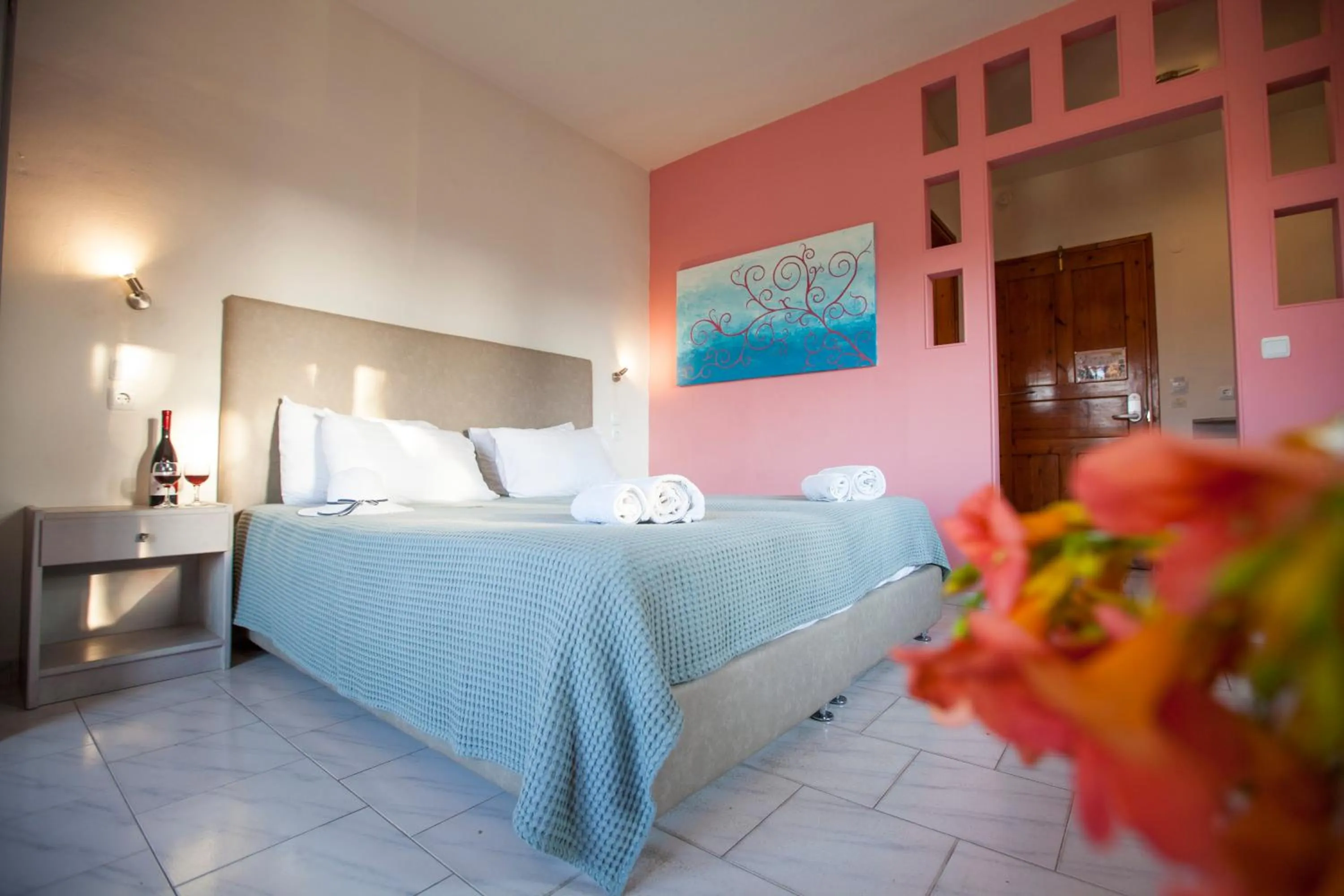 Photo of the whole room in John Mary