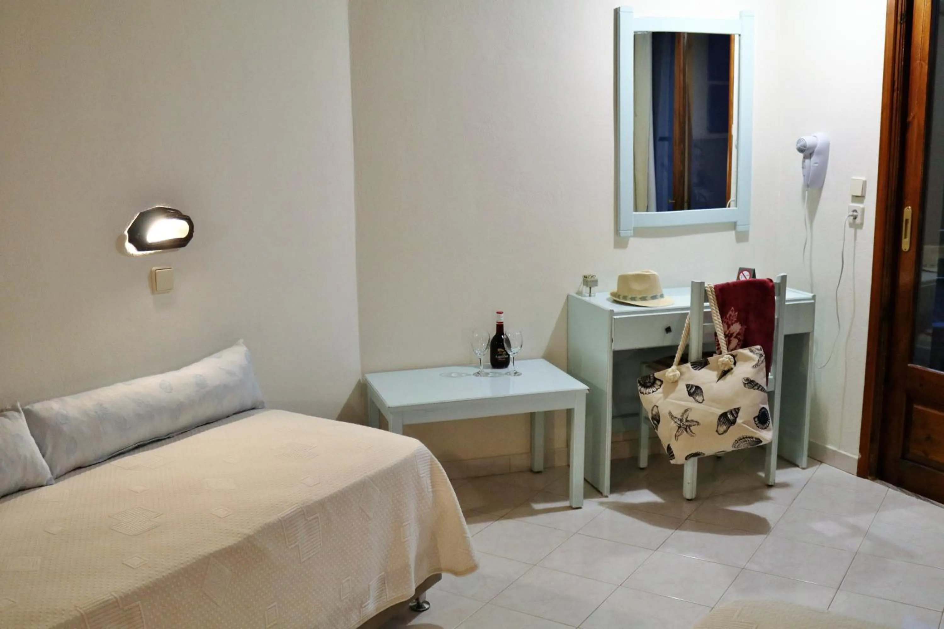 Photo of the whole room in John Mary