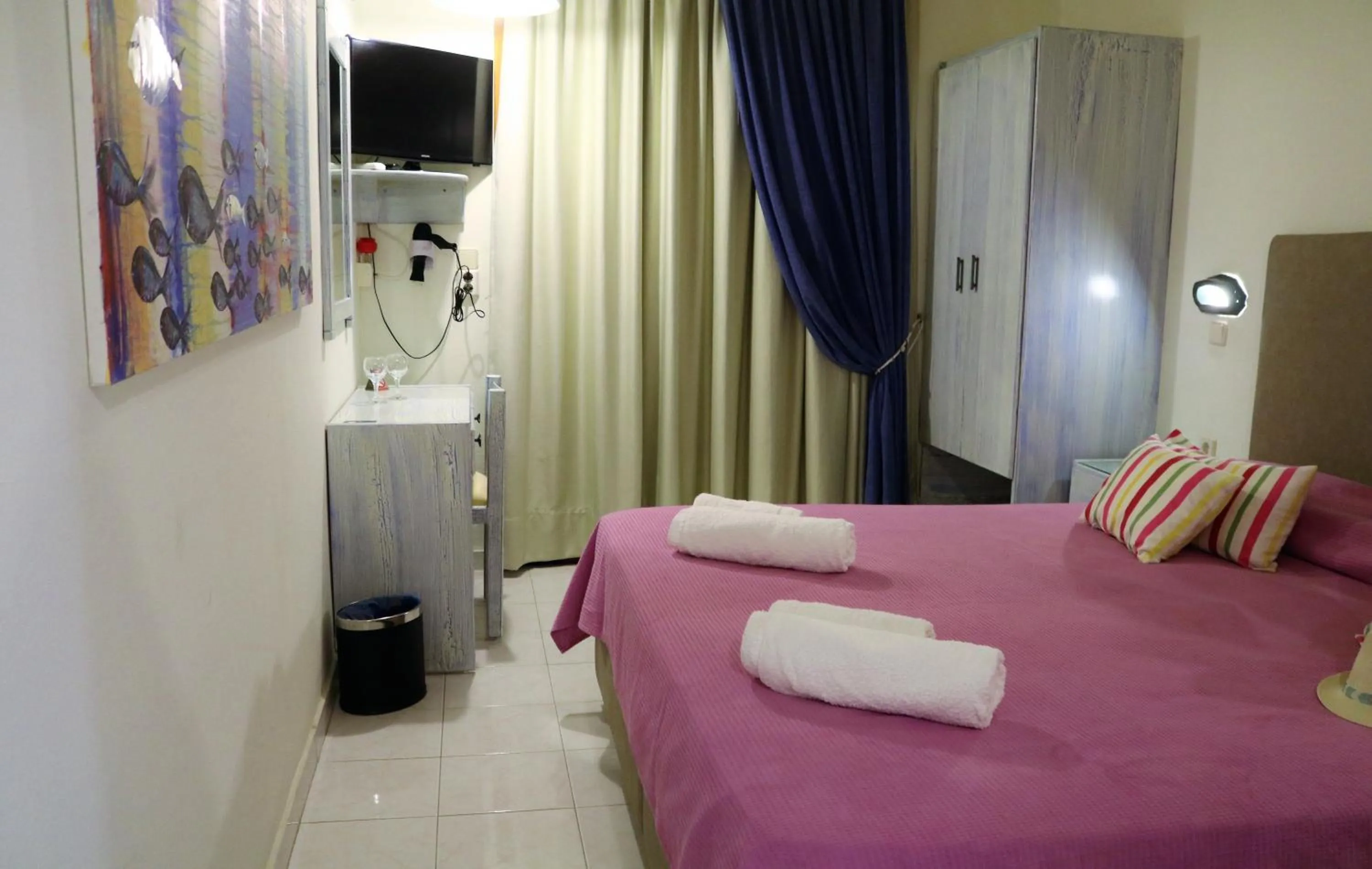 Photo of the whole room in John Mary