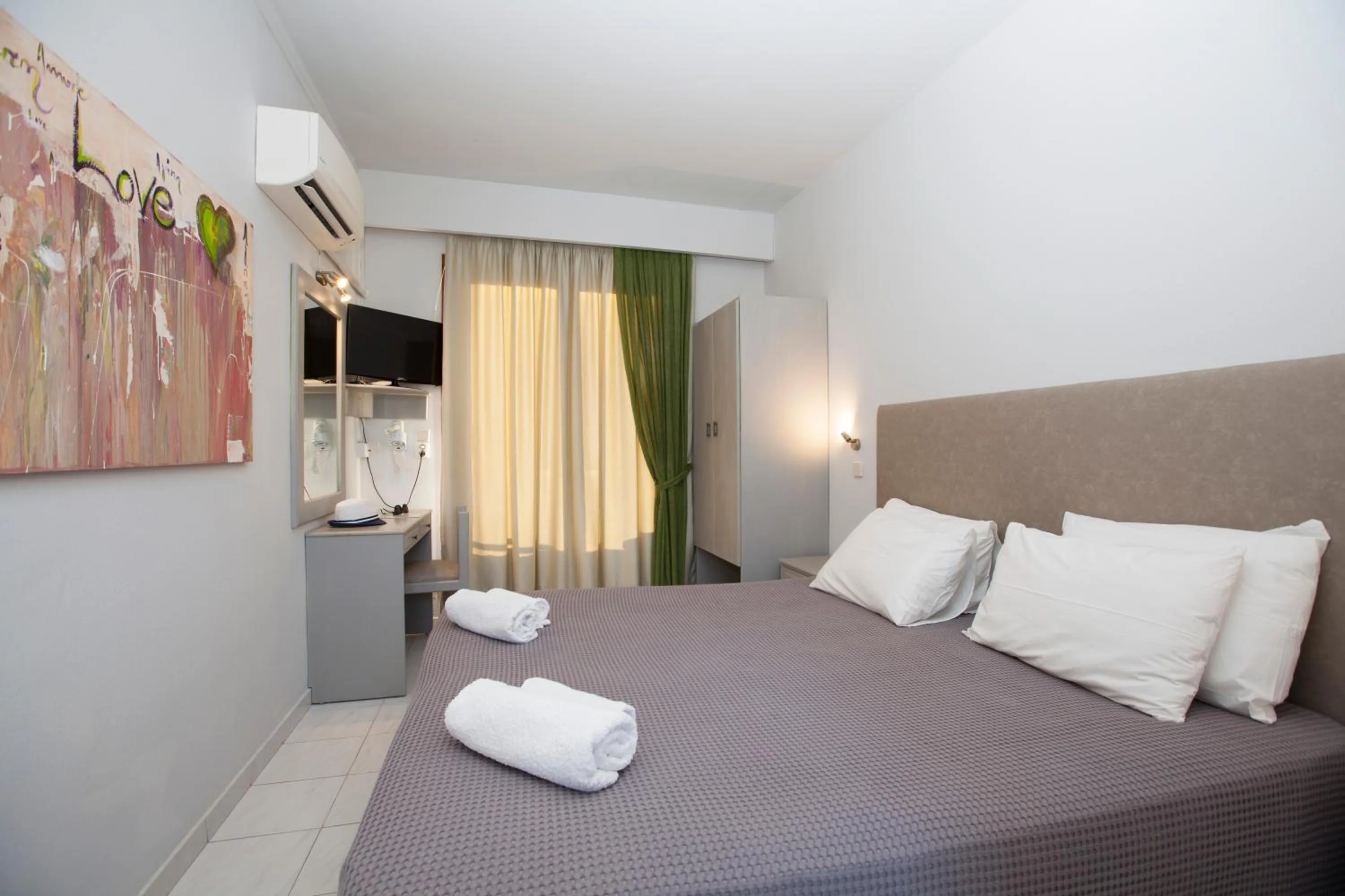 Photo of the whole room in John Mary