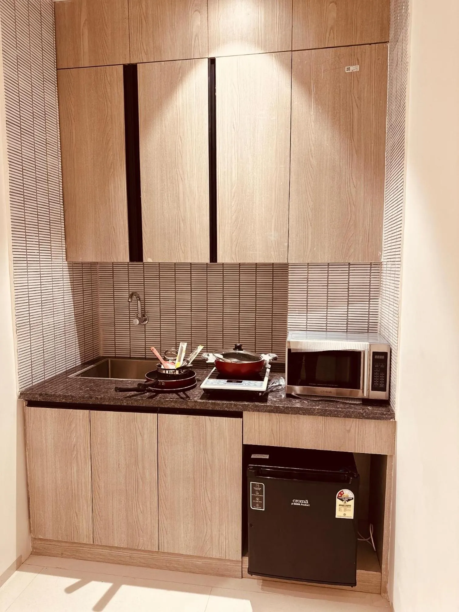 Kitchen or kitchenette in The Lodgers 2 BHK Serviced Apartment Near Artemis Hospital Sector 57 Gurgaon - Nearest Metro Station Sector 54 Chowk