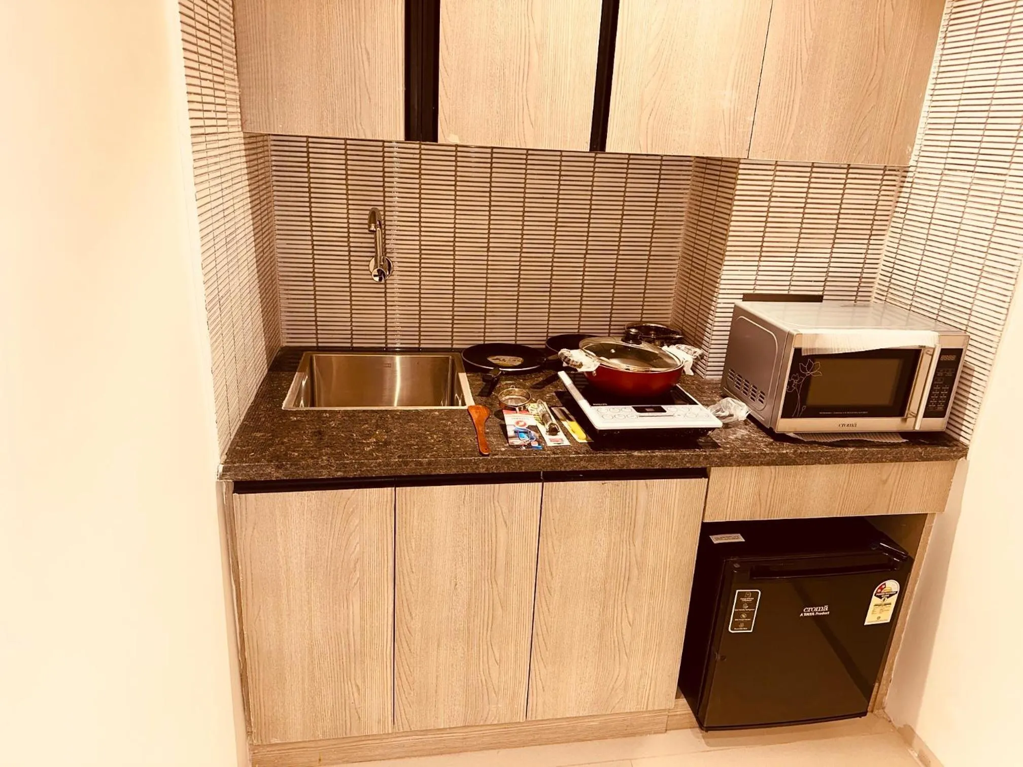 Kitchen or kitchenette in The Lodgers 2 BHK Serviced Apartment Near Artemis Hospital Sector 57 Gurgaon - Nearest Metro Station Sector 54 Chowk