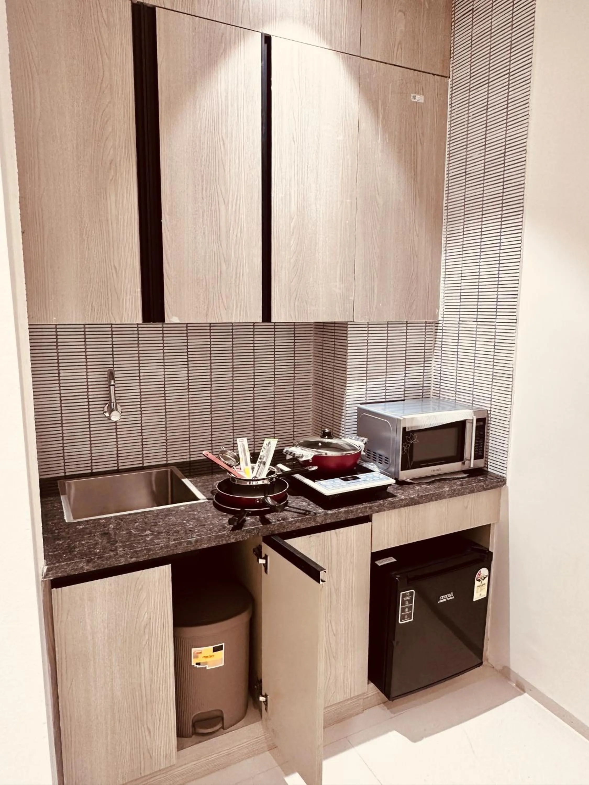 Kitchen or kitchenette in The Lodgers 2 BHK Serviced Apartment Near Artemis Hospital Sector 57 Gurgaon - Nearest Metro Station Sector 54 Chowk