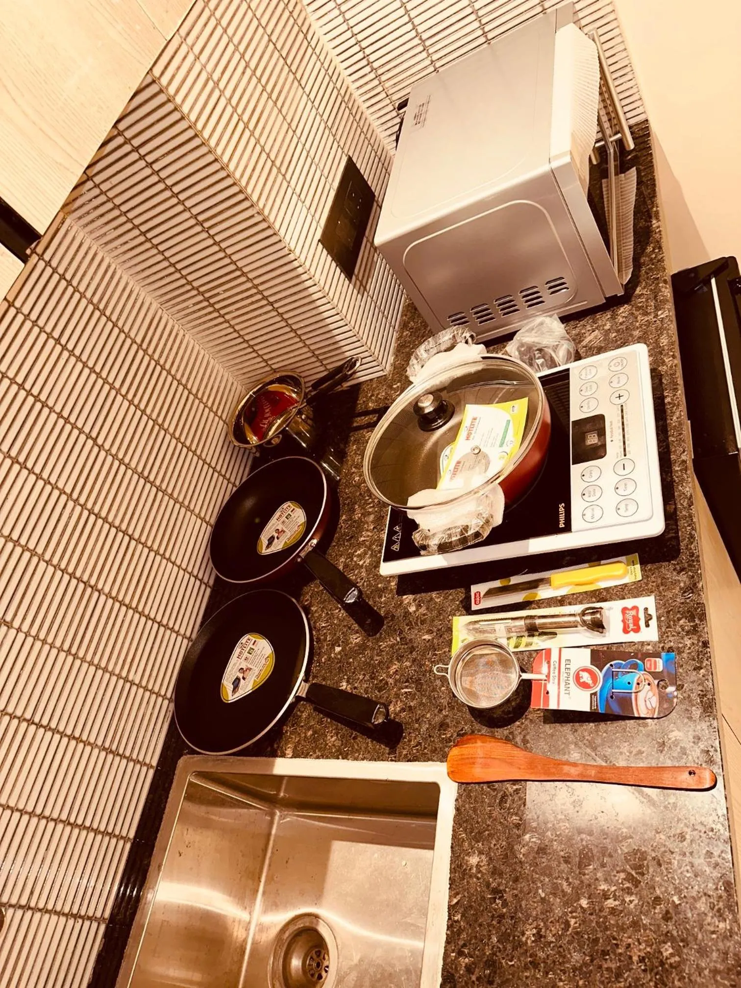 Kitchen or kitchenette in The Lodgers 2 BHK Serviced Apartment Near Artemis Hospital Sector 57 Gurgaon - Nearest Metro Station Sector 54 Chowk