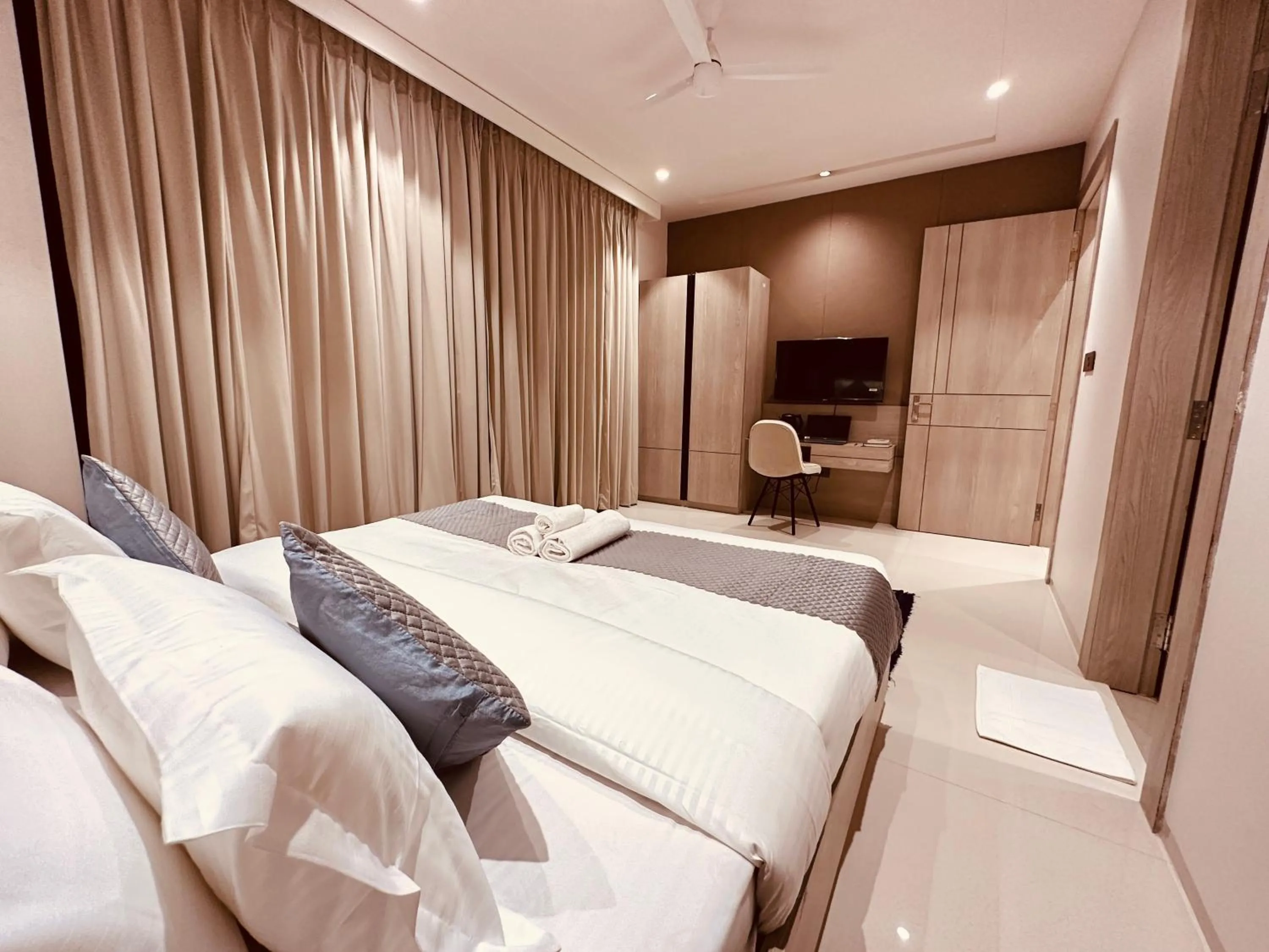 Bed in The Lodgers 2 BHK Serviced Apartment Near Artemis Hospital Sector 57 Gurgaon - Nearest Metro Station Sector 54 Chowk