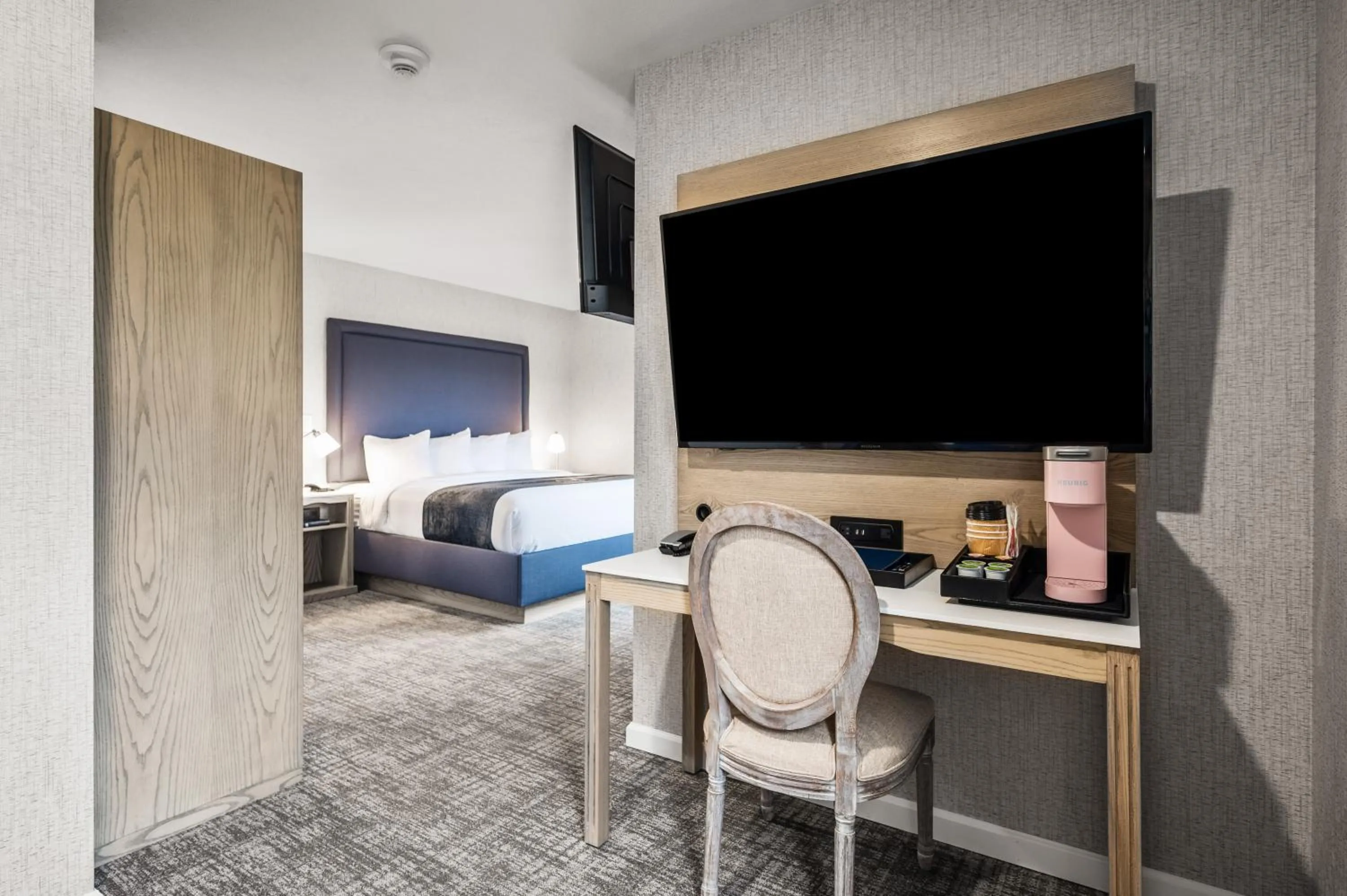 Coffee/tea facilities, Bed in Alexandra Inn