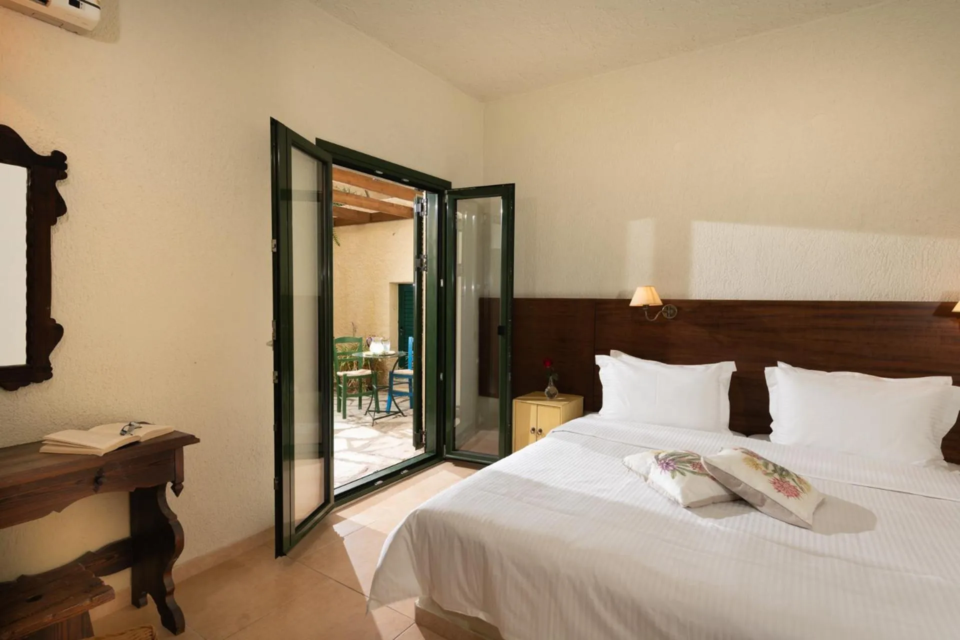 Patio, Bed in Porto Sisi Hotel Apartments