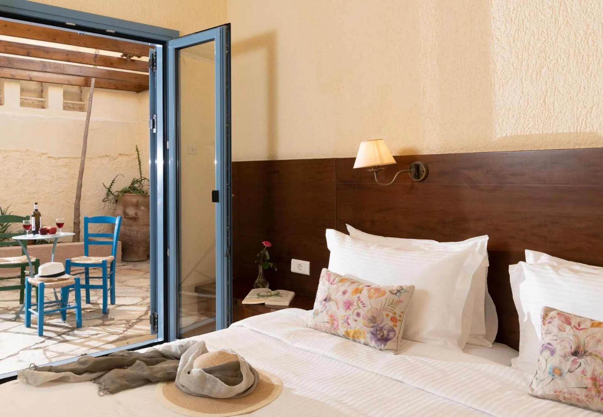 Patio, Bed in Porto Sisi Hotel Apartments