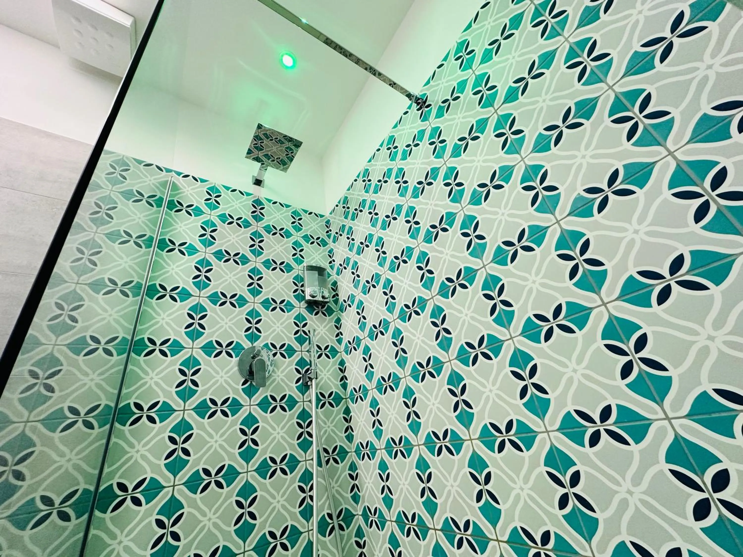 Shower in San Saba Street Apartment 52