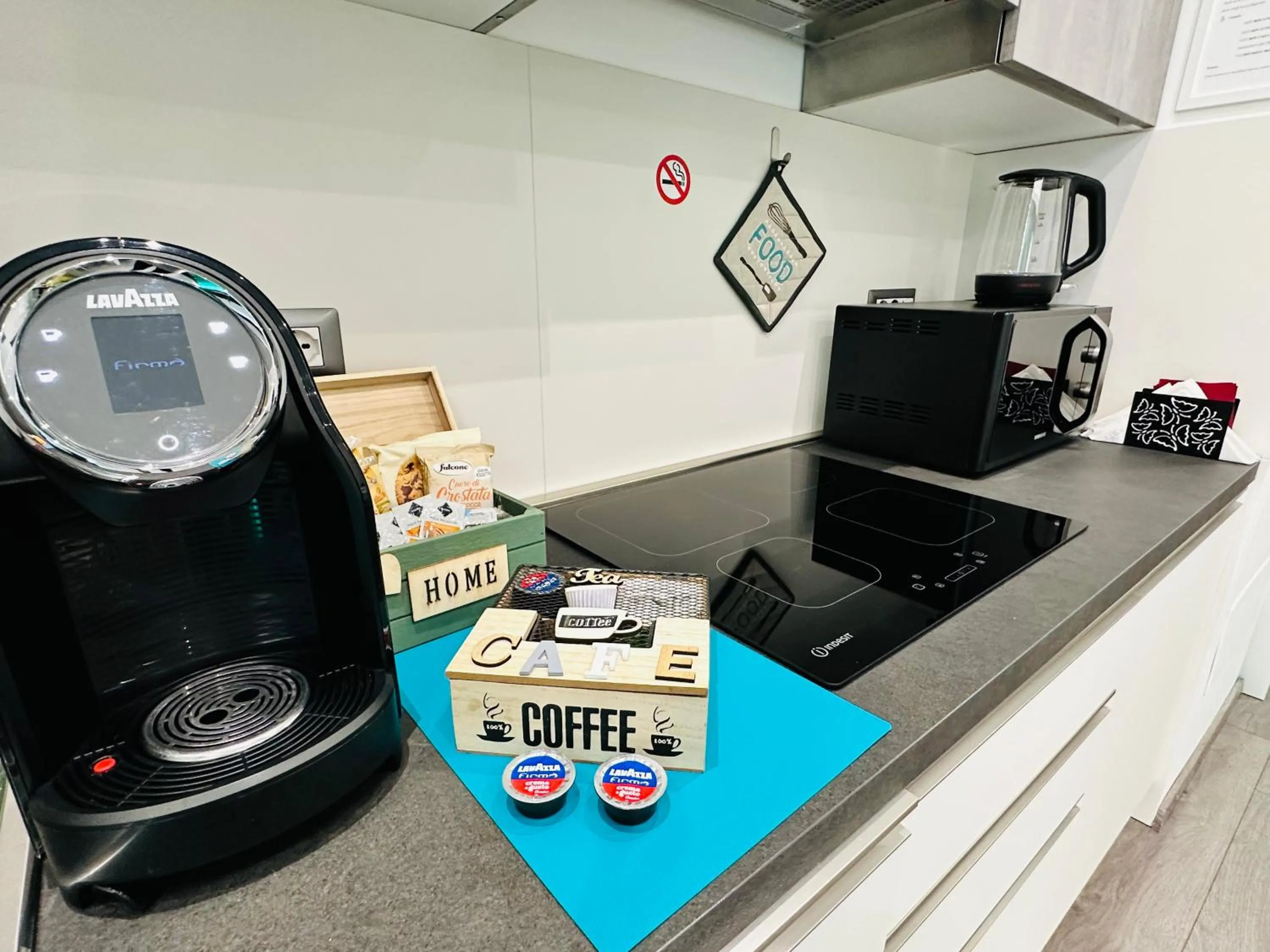 Coffee/tea facilities in San Saba Street Apartment 52