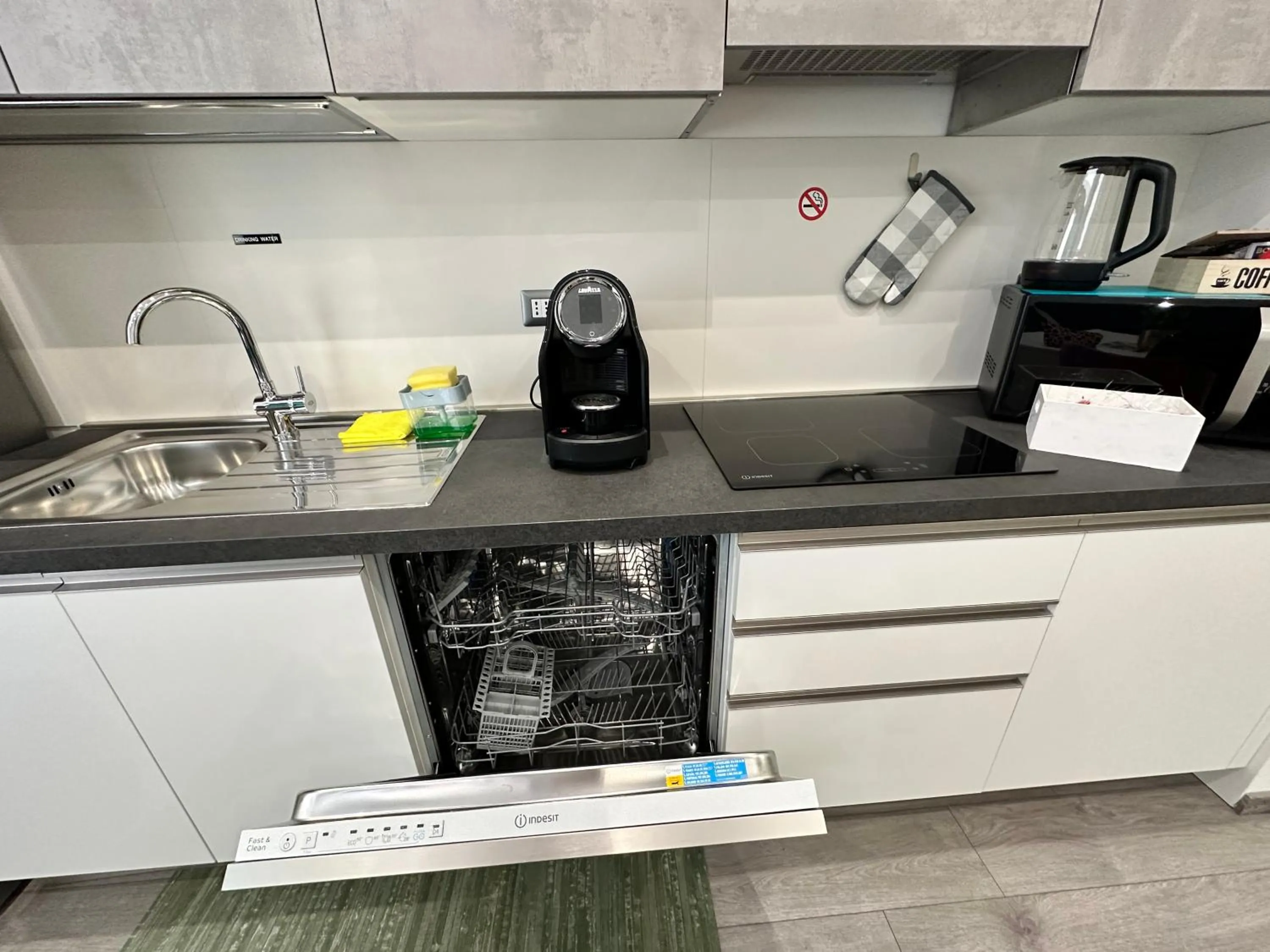 Coffee/tea facilities in San Saba Street Apartment 52