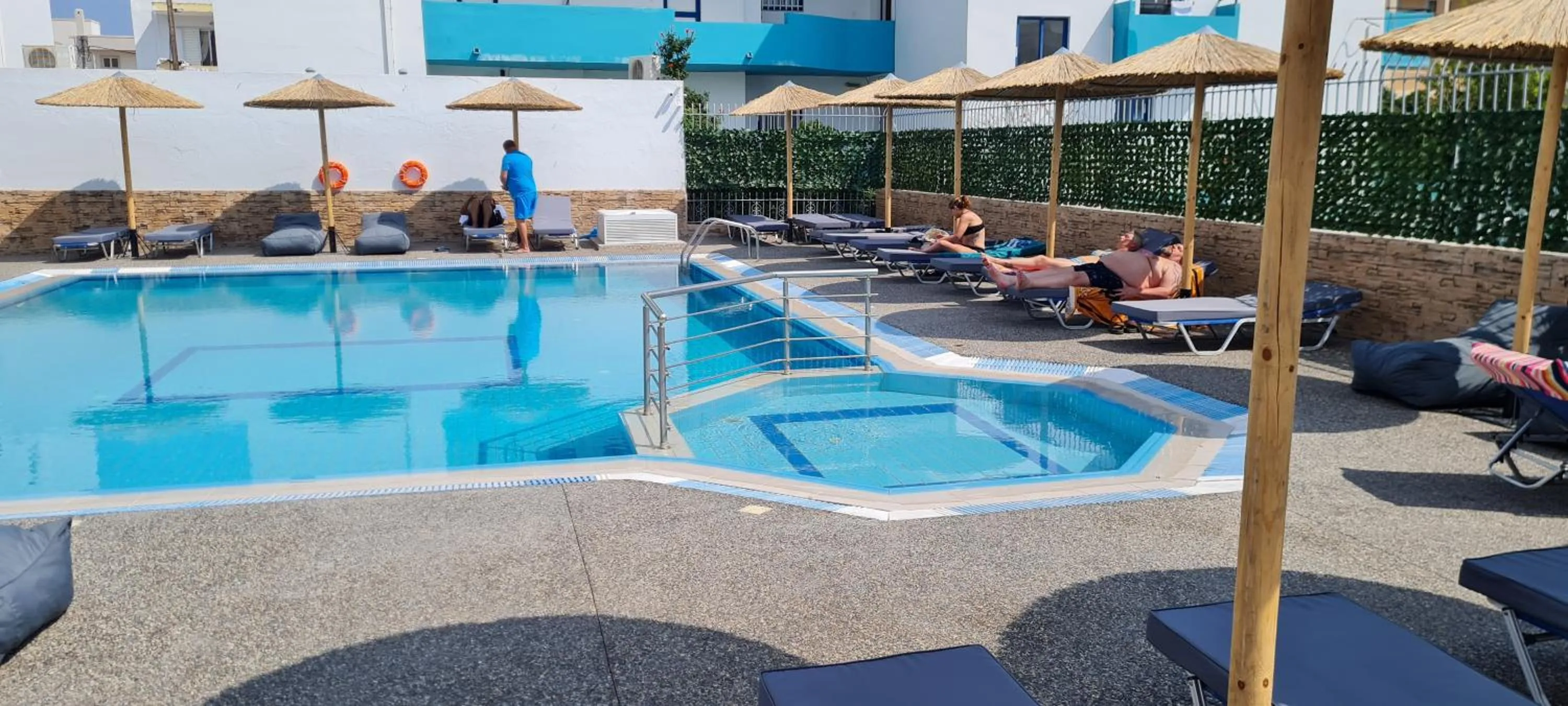 Restaurant/places to eat in JP Pool & Apartments