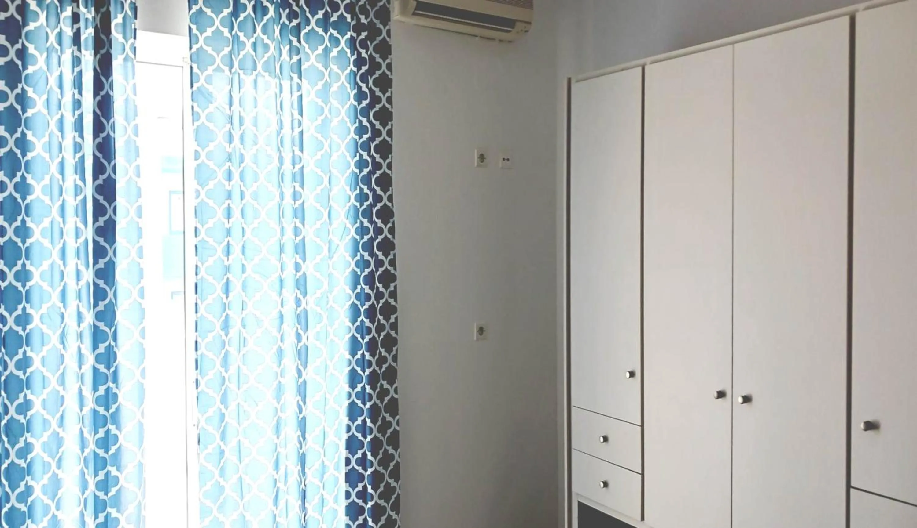 microwave in JP Pool & Apartments