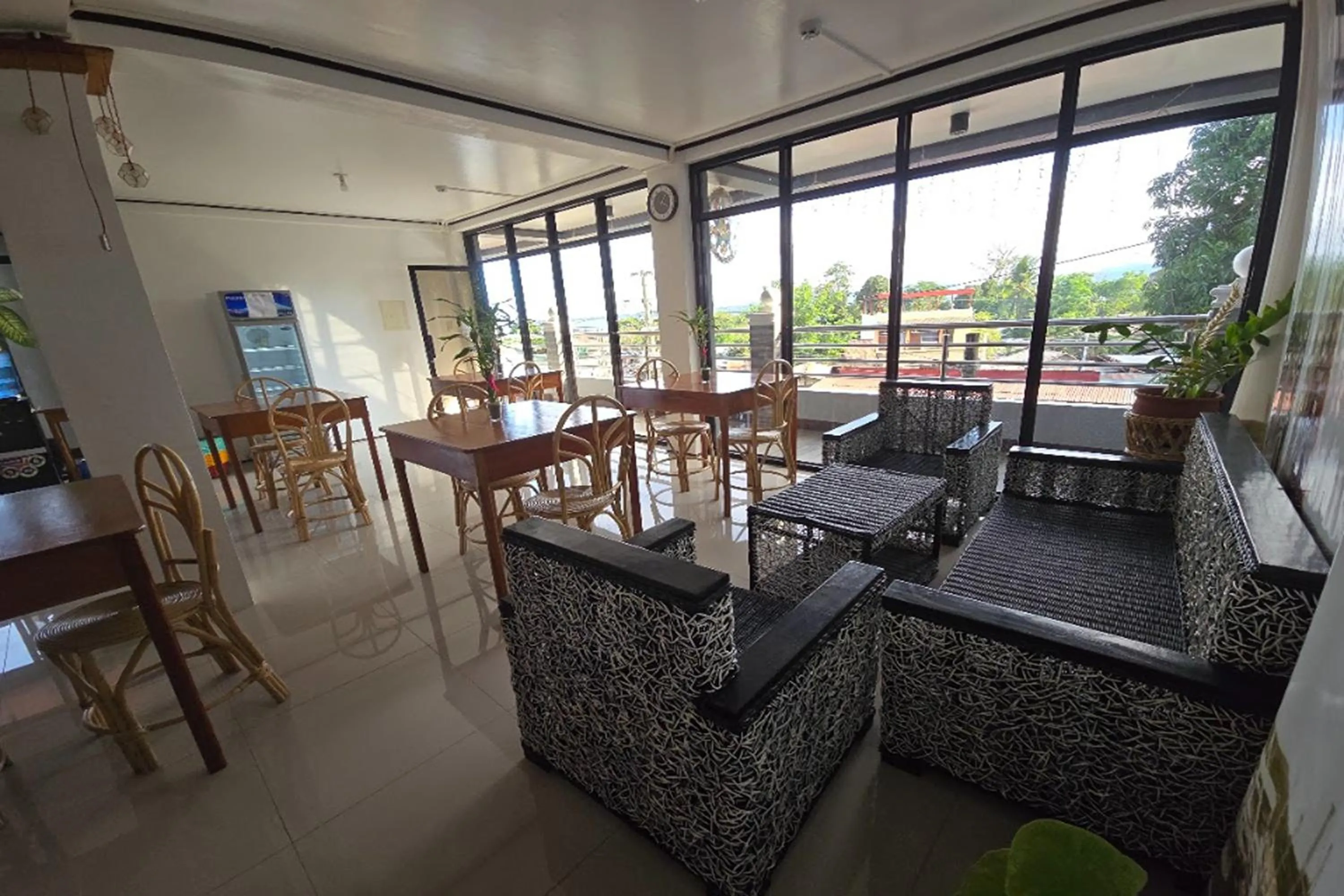 Restaurant/places to eat in Nober Pension House City Center