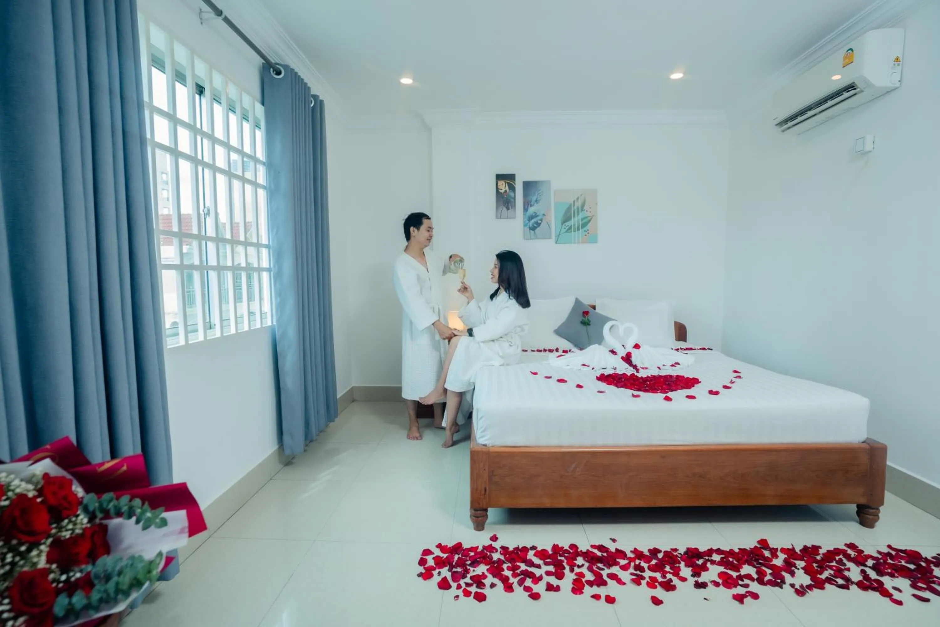 room service, Bed in White Corner Hotel