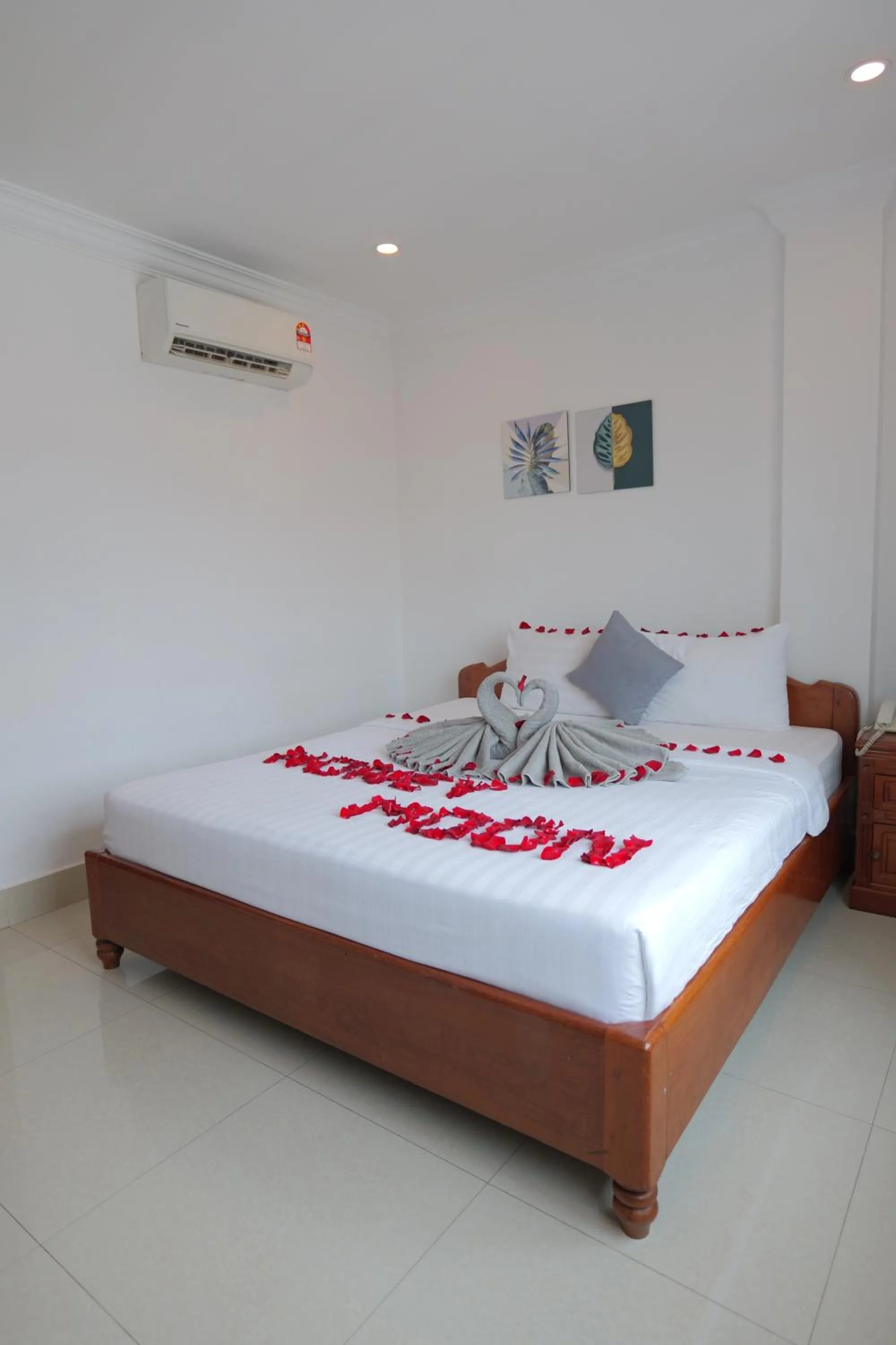 Bedroom, Bed in White Corner Hotel