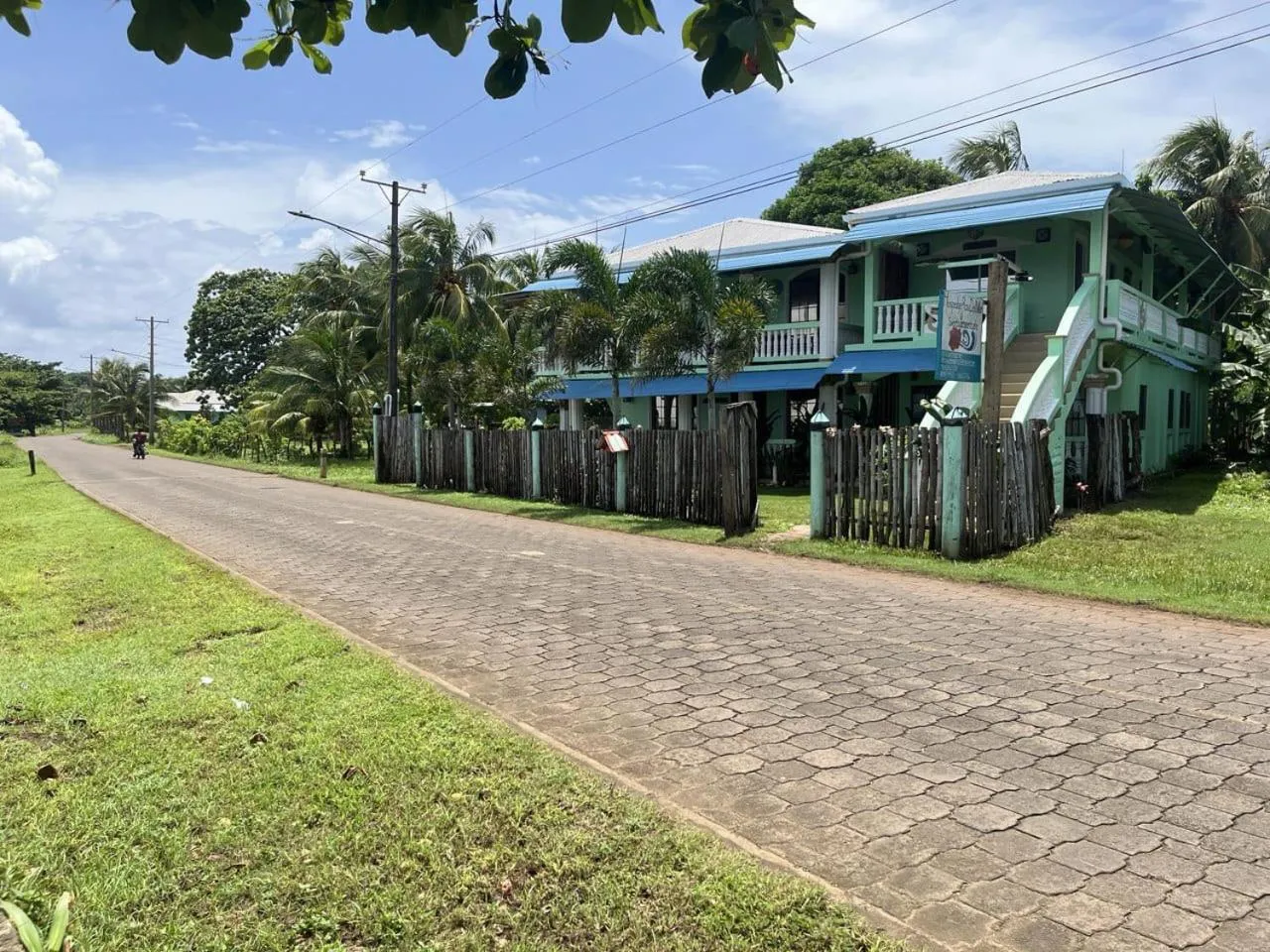 Property building in Hospedaje Rosa Del Mar & Sweets Cafe