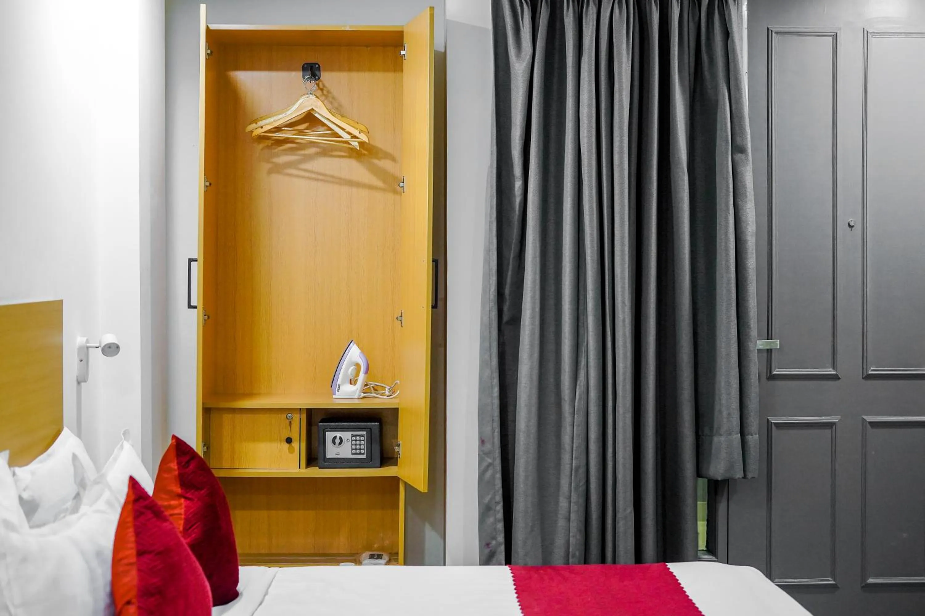 Photo of the whole room, Bed in Saltstayz Express - Golf Course Road & DLF Phase-1