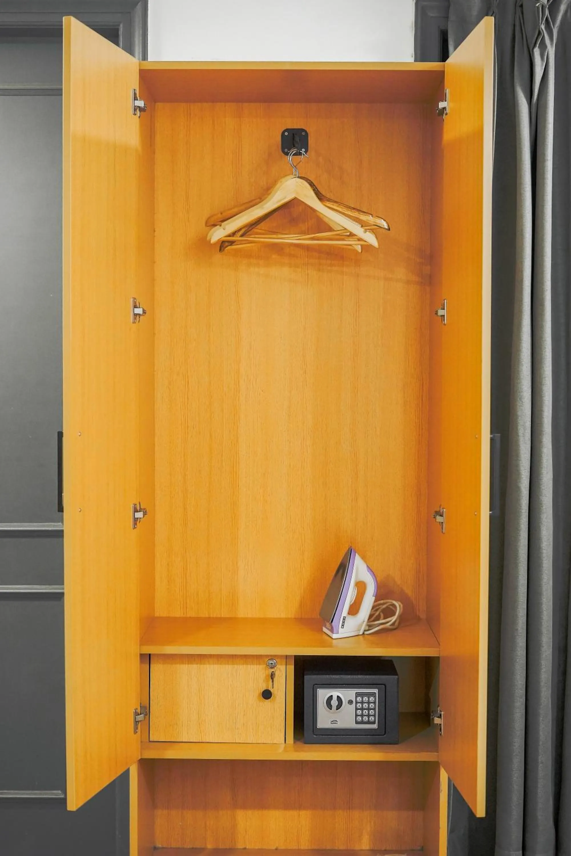 furniture in Saltstayz Express - Golf Course Road & DLF Phase-1