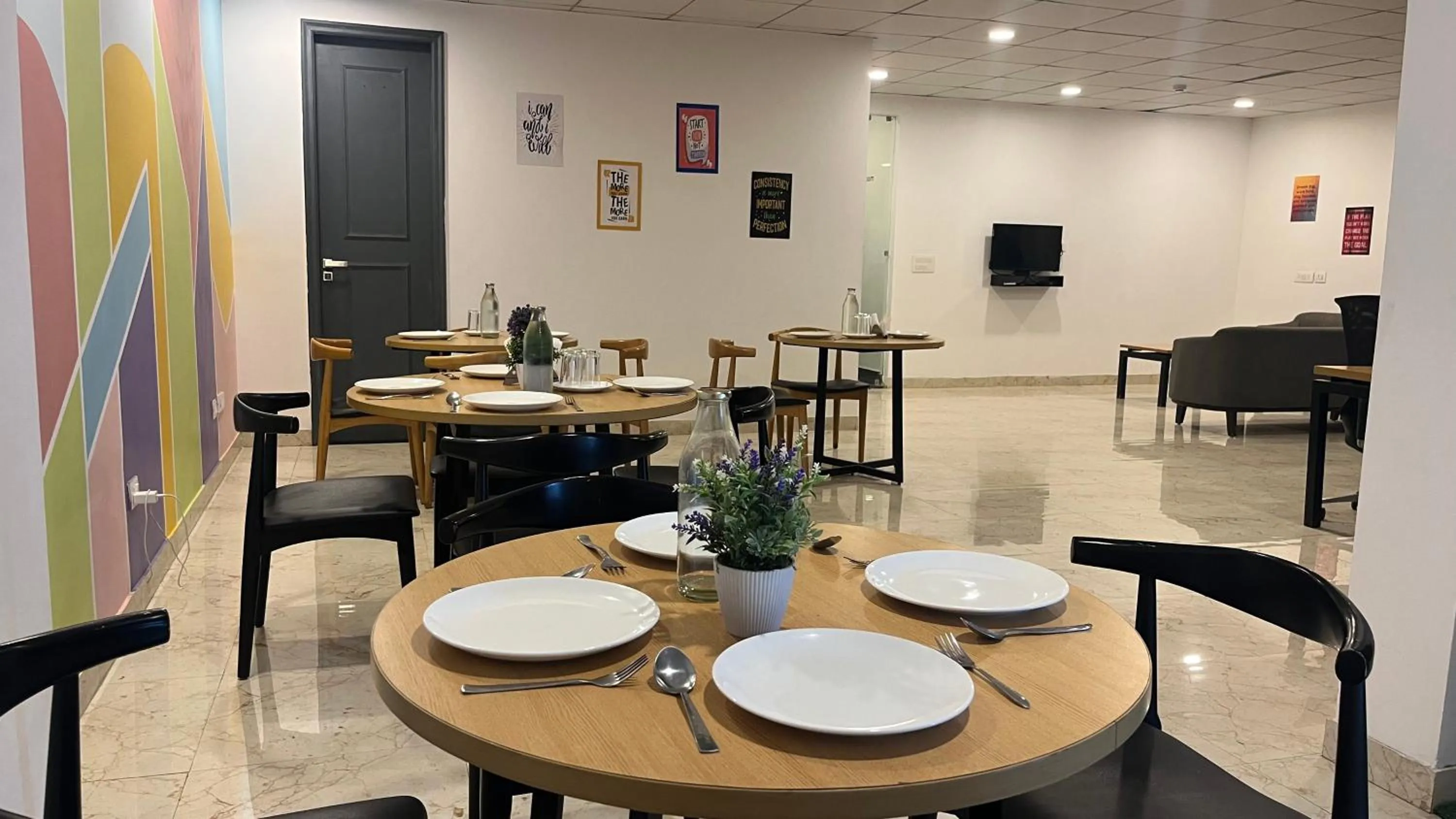 Restaurant/places to eat in Saltstayz Express - Golf Course Road & DLF Phase-1