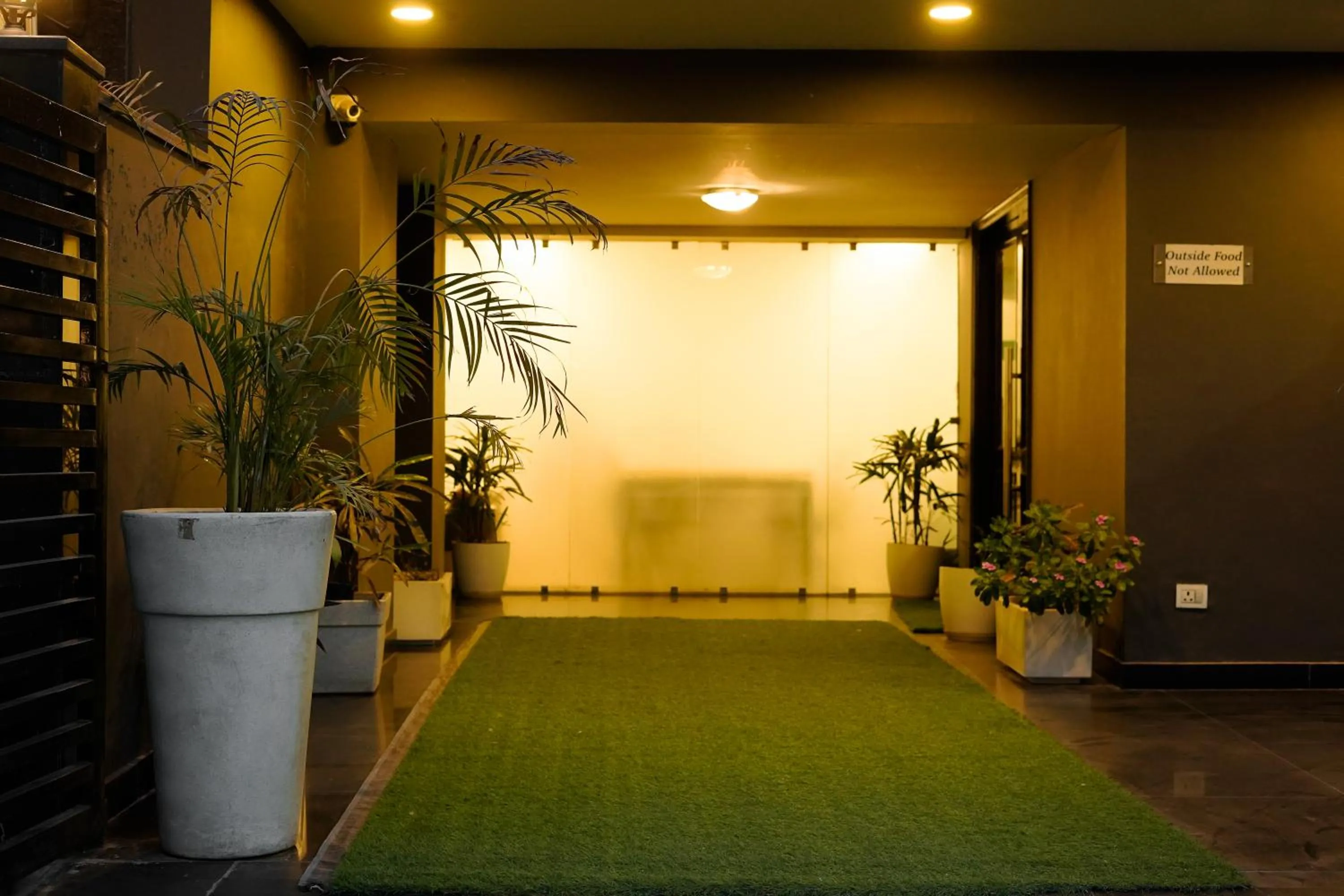 Facade/entrance in Saltstayz Express - Golf Course Road & DLF Phase-1