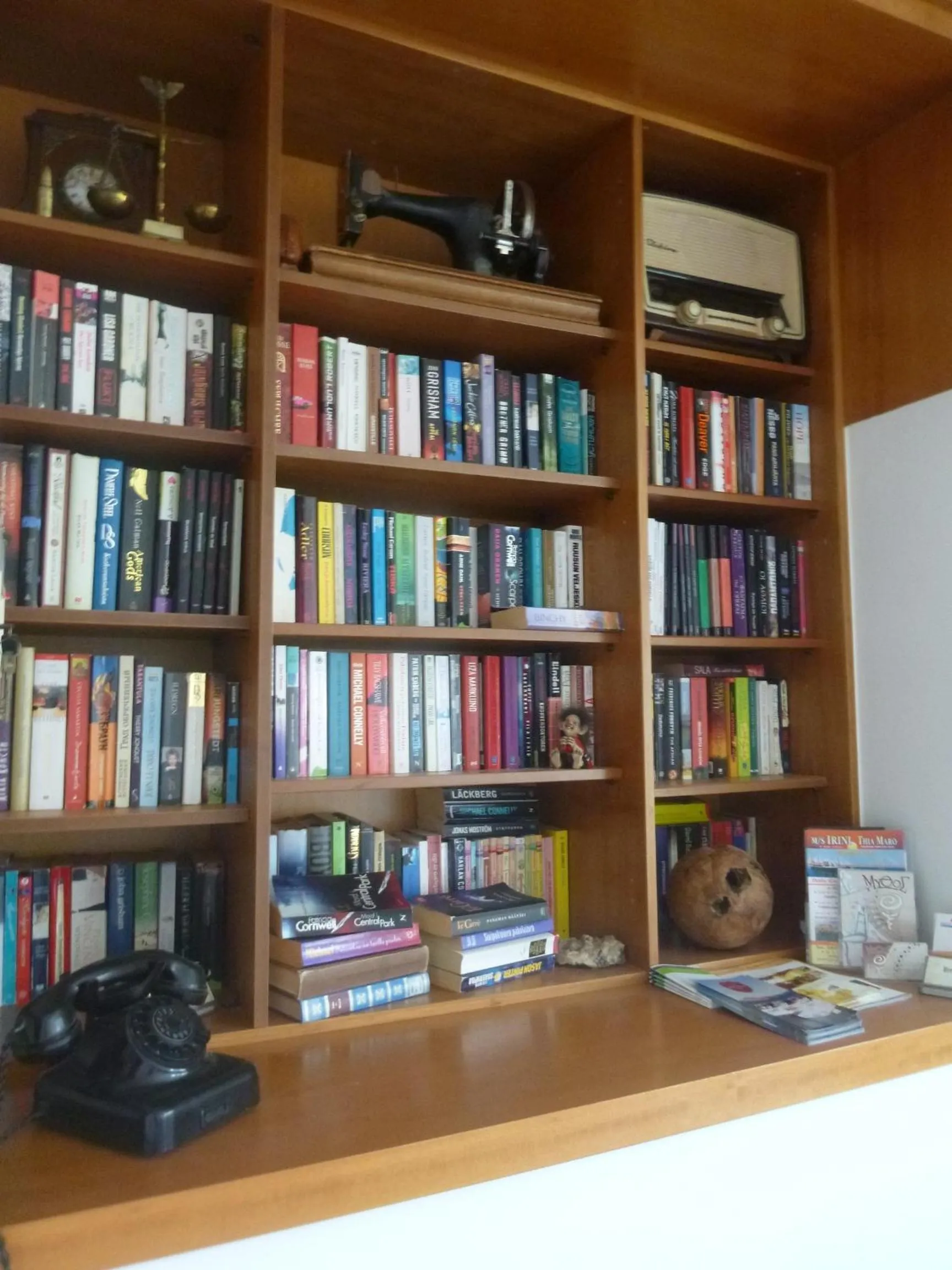 Library in Ermis Suites