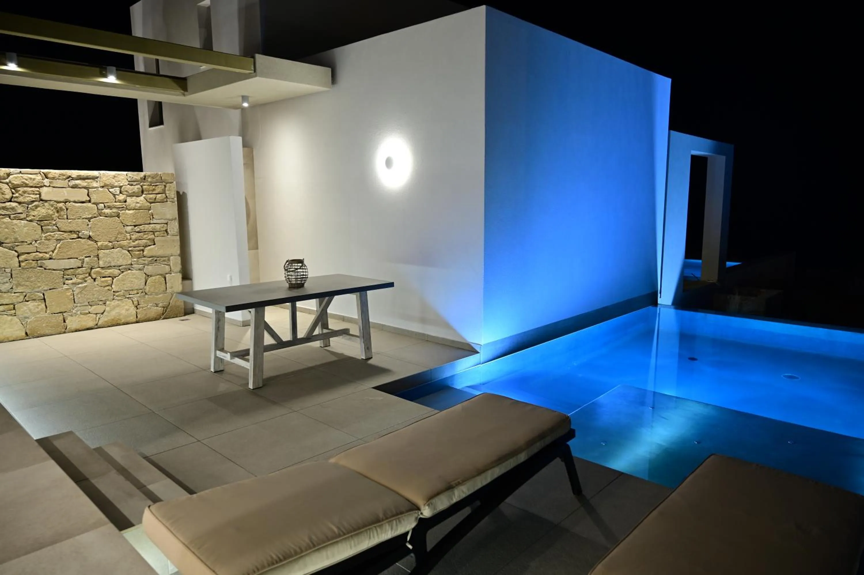 Kavos Hotel & Suites