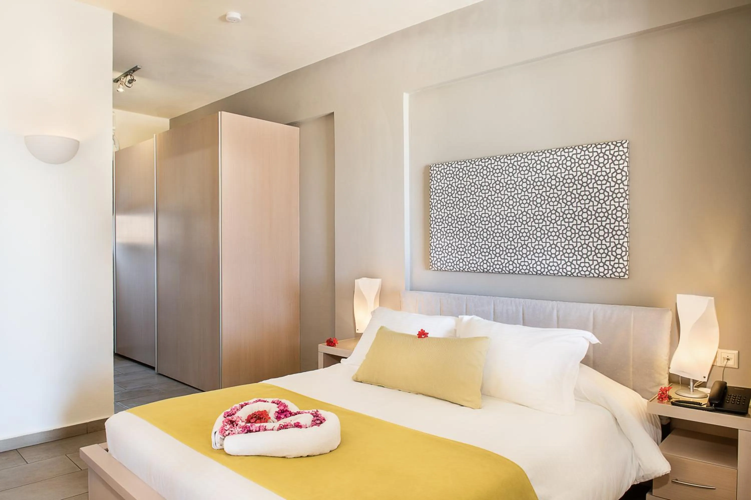 Bedroom, Bed in Kavos Hotel & Suites