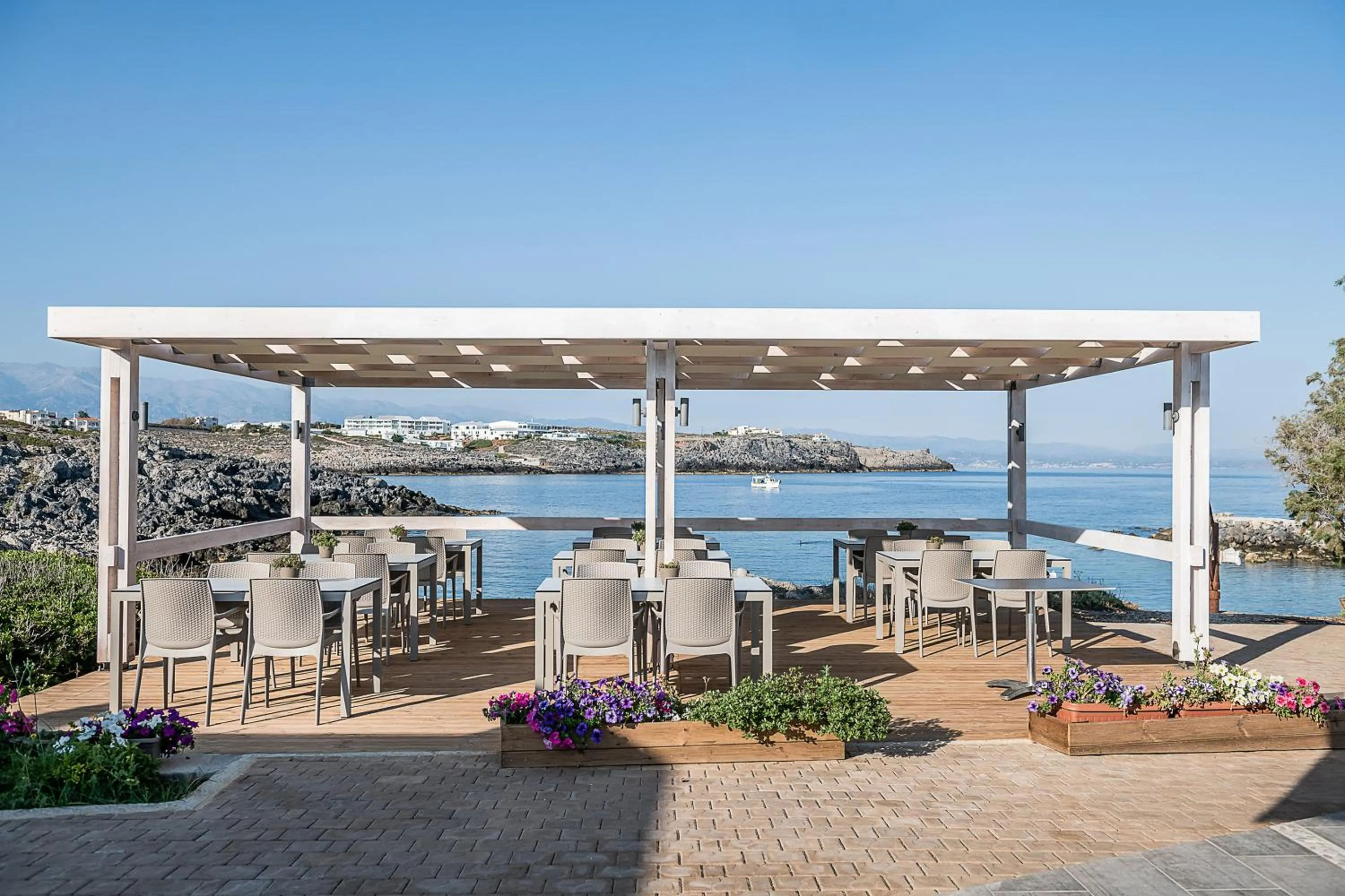 Restaurant/places to eat in Kavos Hotel & Suites