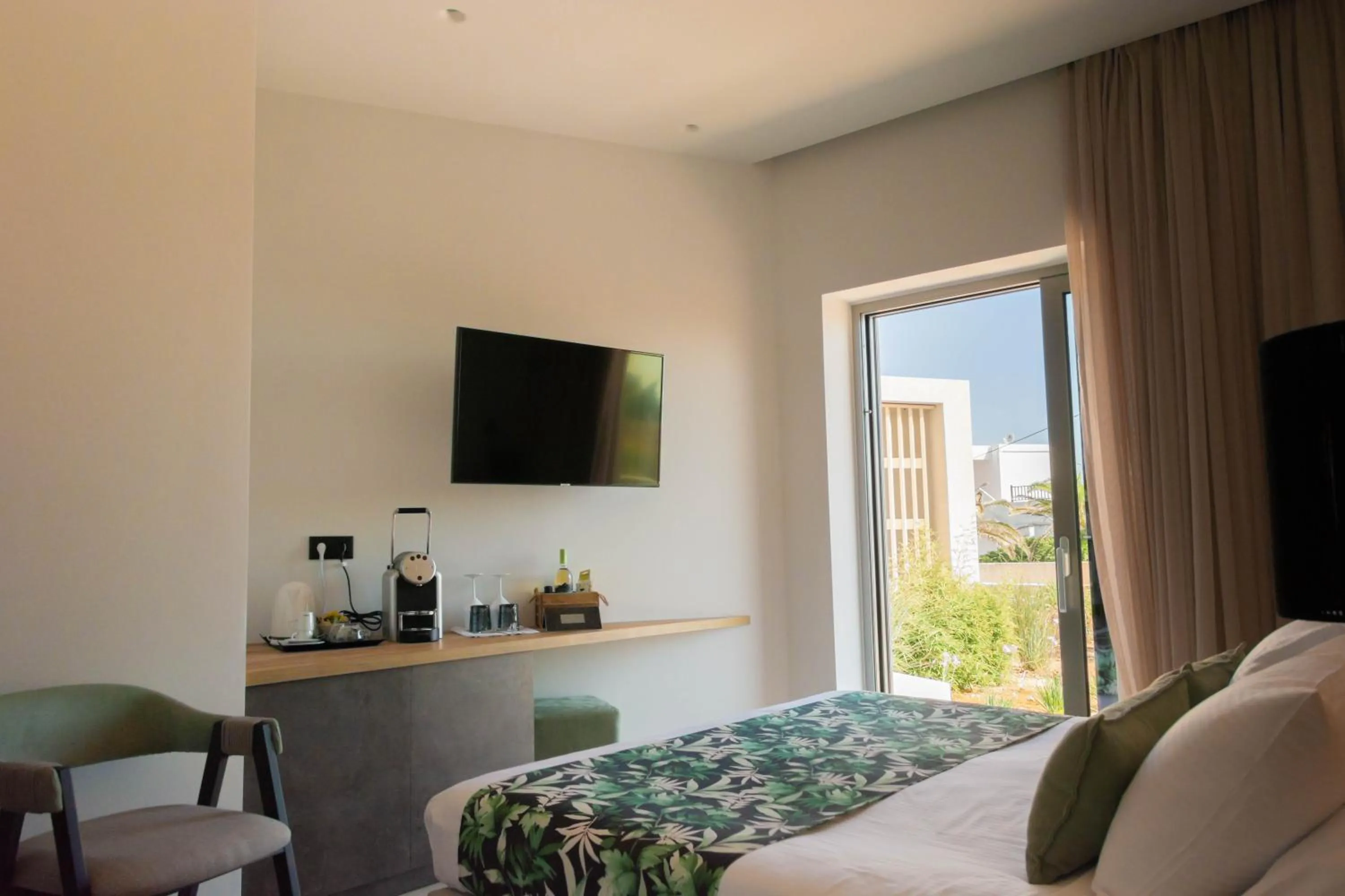 TV and multimedia, Bed in Kavos Hotel & Suites