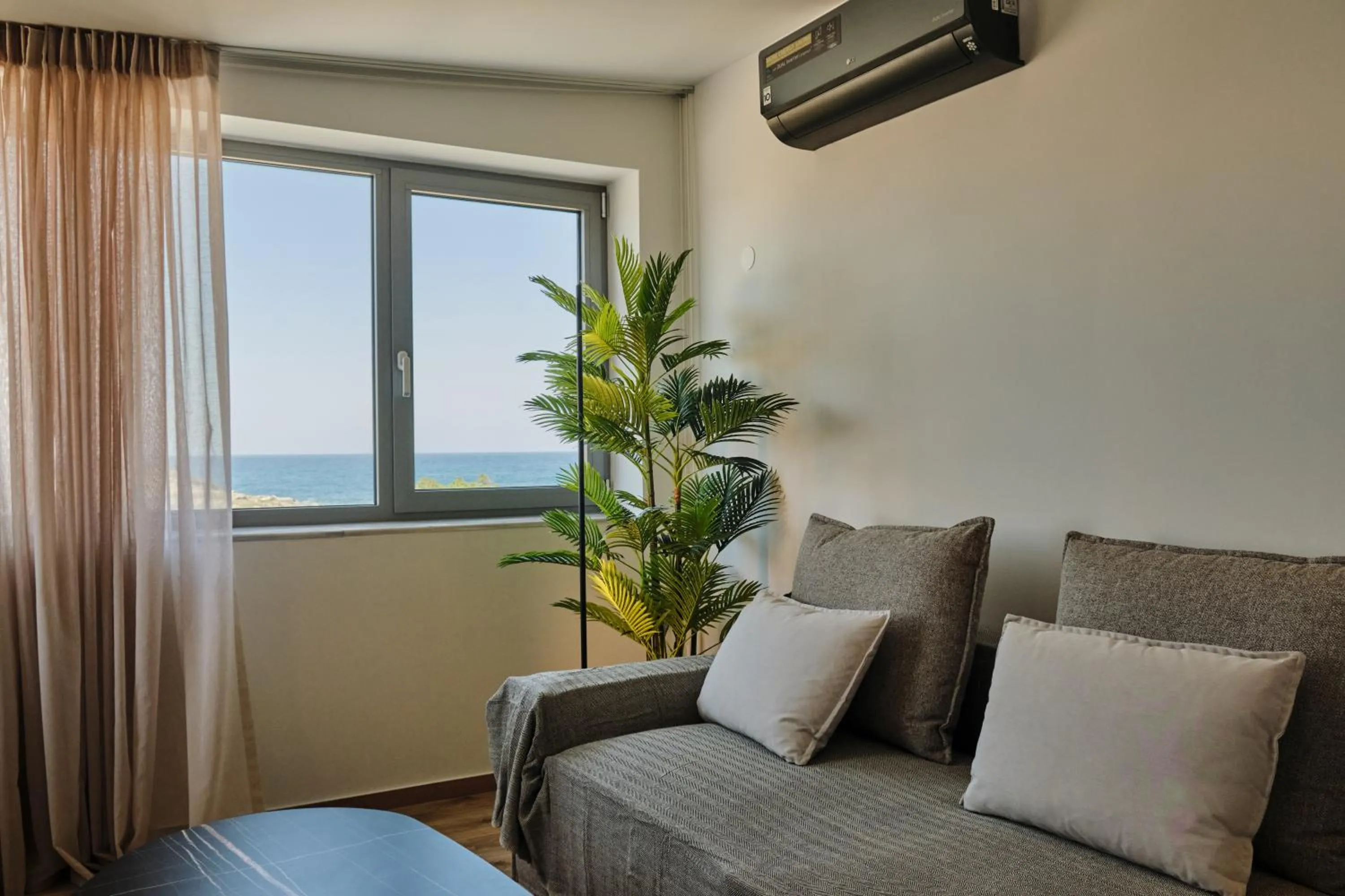 Kavos Hotel & Suites