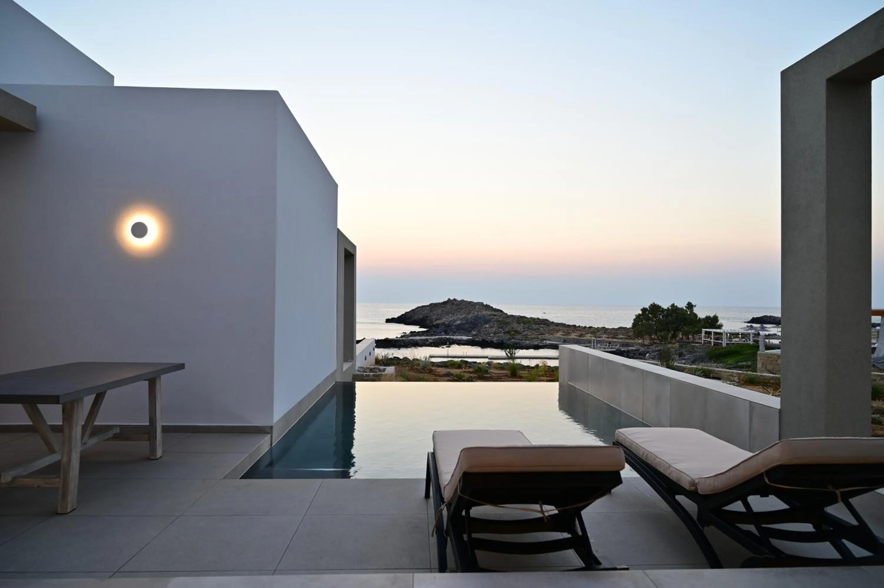 Kavos Hotel & Suites