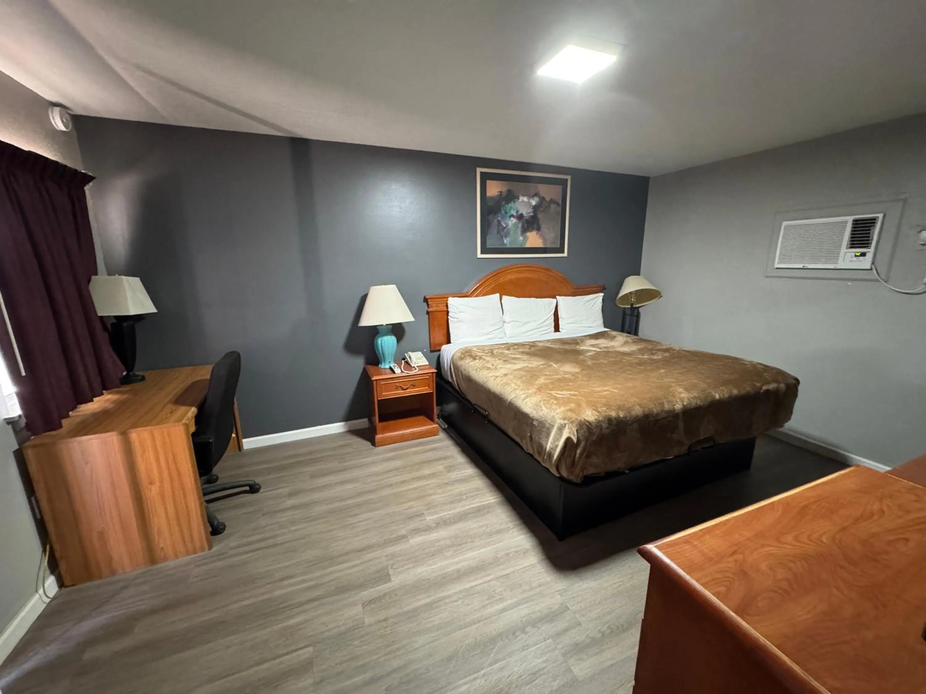 Bed in Hickman’s Motel