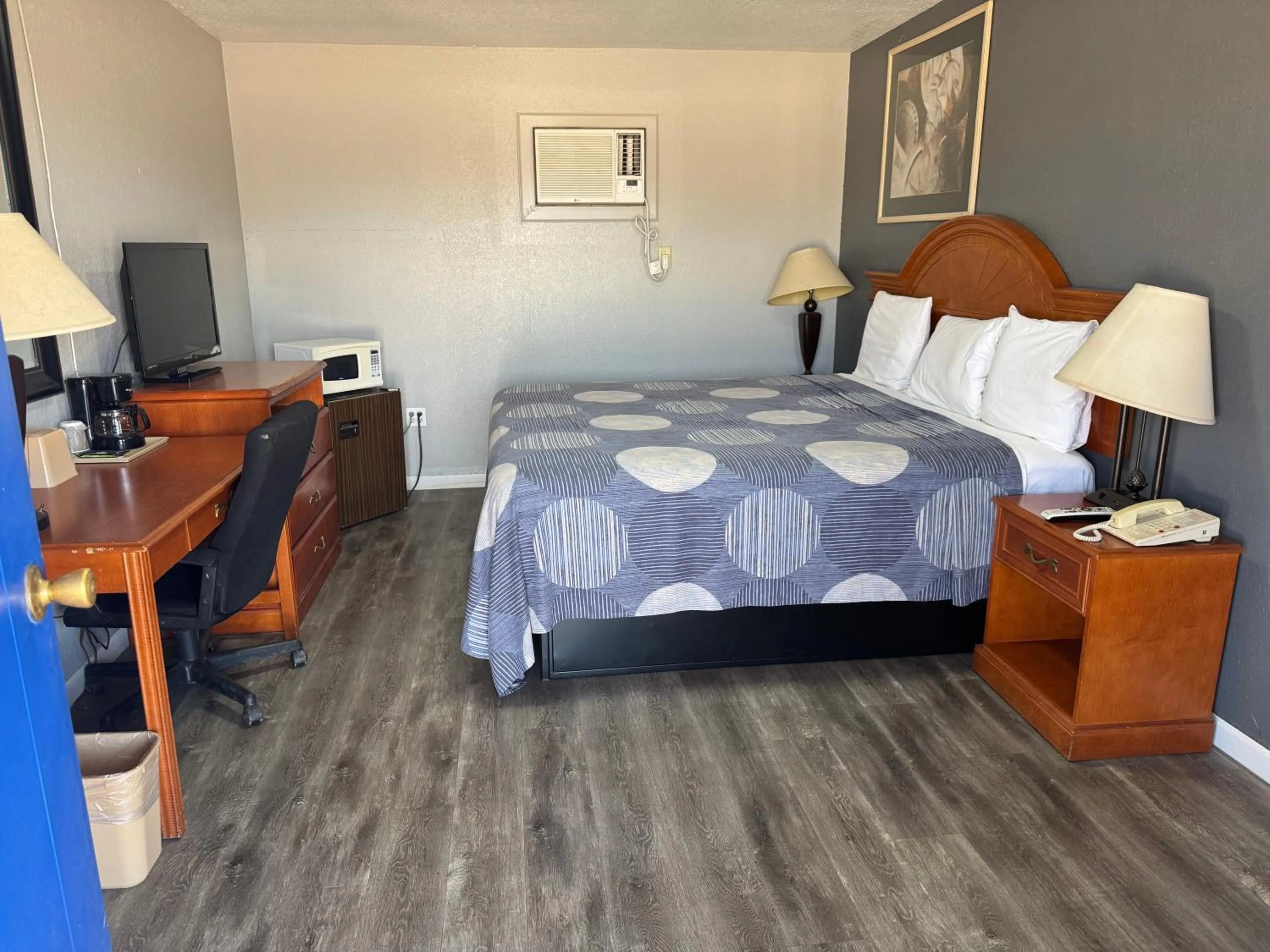 Bed in Hickman’s Motel