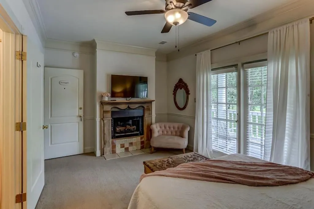 Bed in Bonne Terre Inn Crabapple