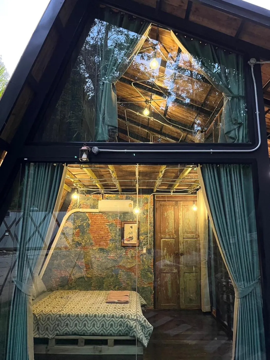 Photo of the whole room, Bed in Voraman B-One