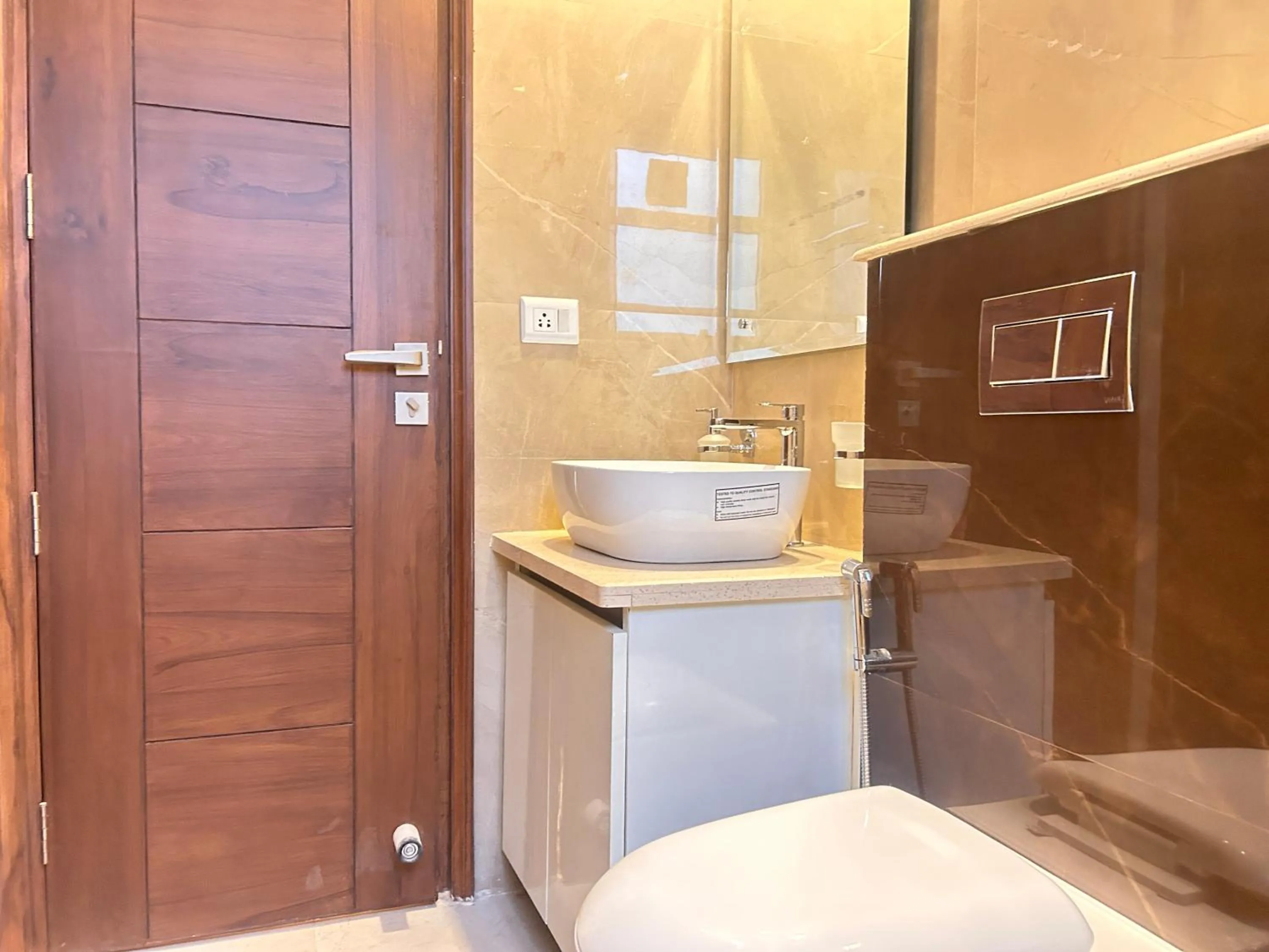 Bathroom in Lime Tree 1BHK Serviced Apartment - Medanta Medicity, Gurgaon
