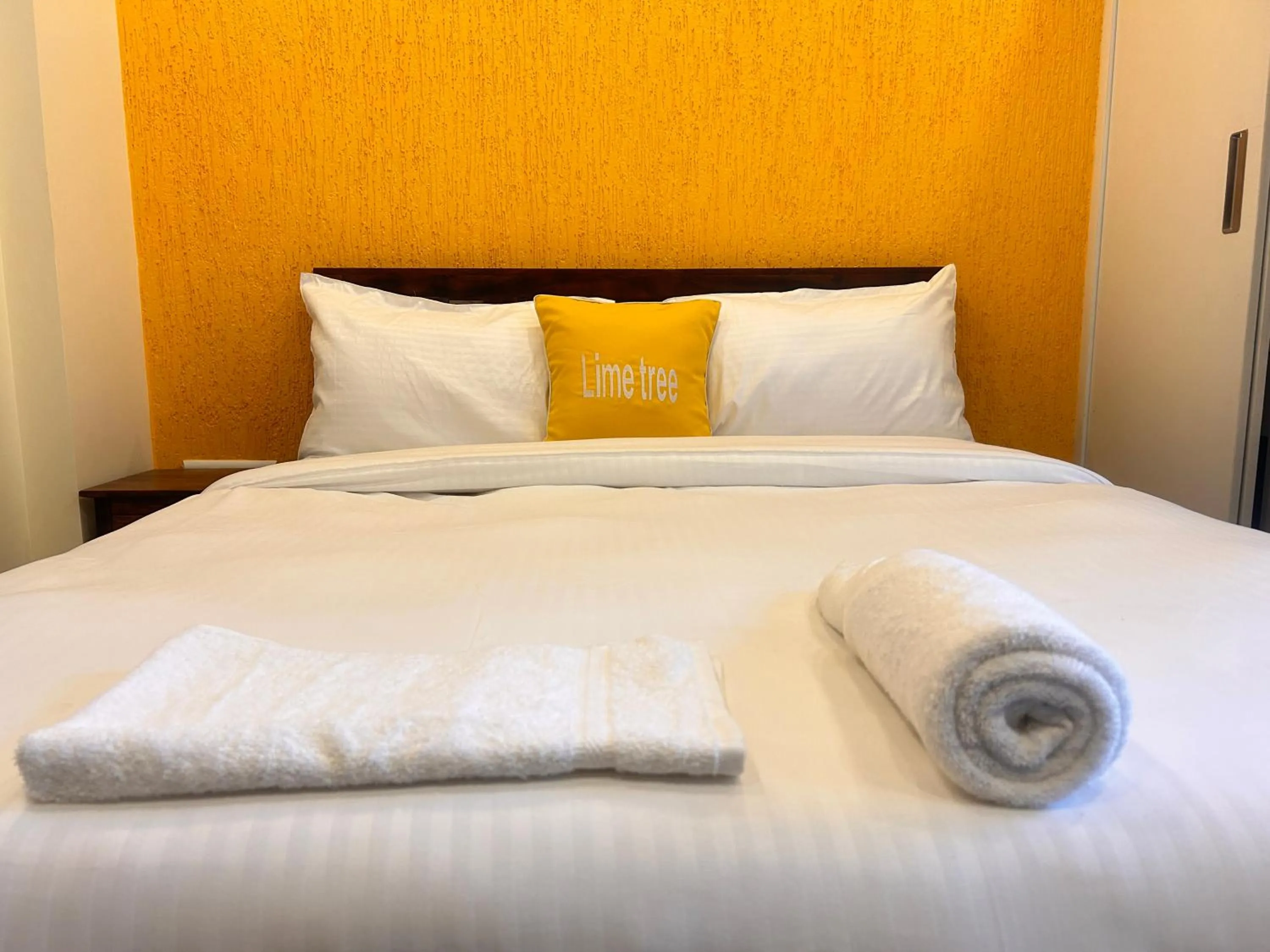 Bed in Lime Tree 1BHK Serviced Apartment - Medanta Medicity, Gurgaon