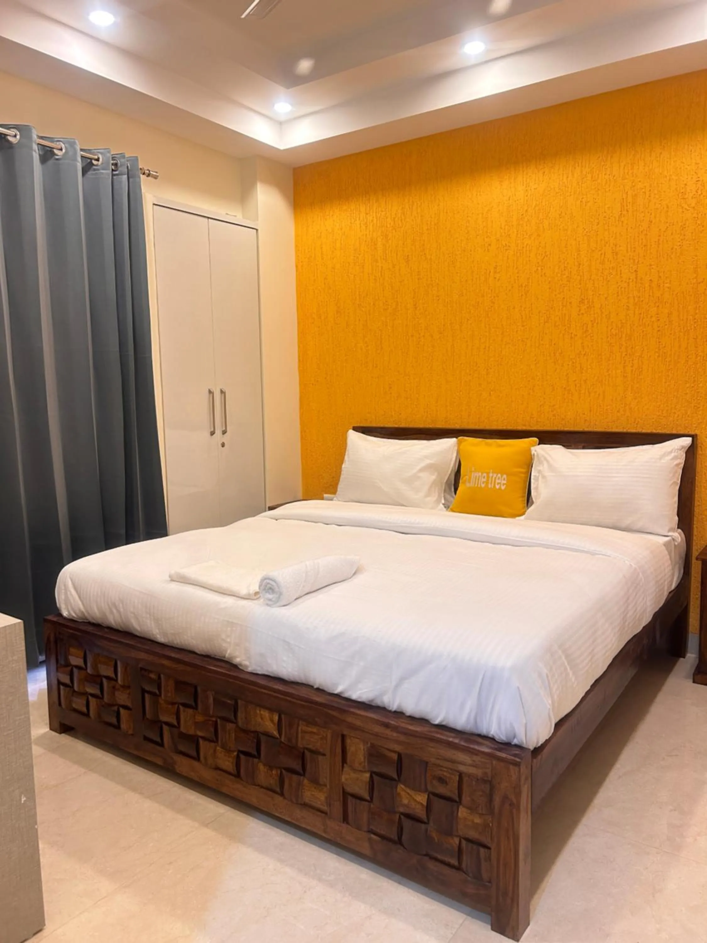 Bed in Lime Tree 1BHK Serviced Apartment - Medanta Medicity, Gurgaon
