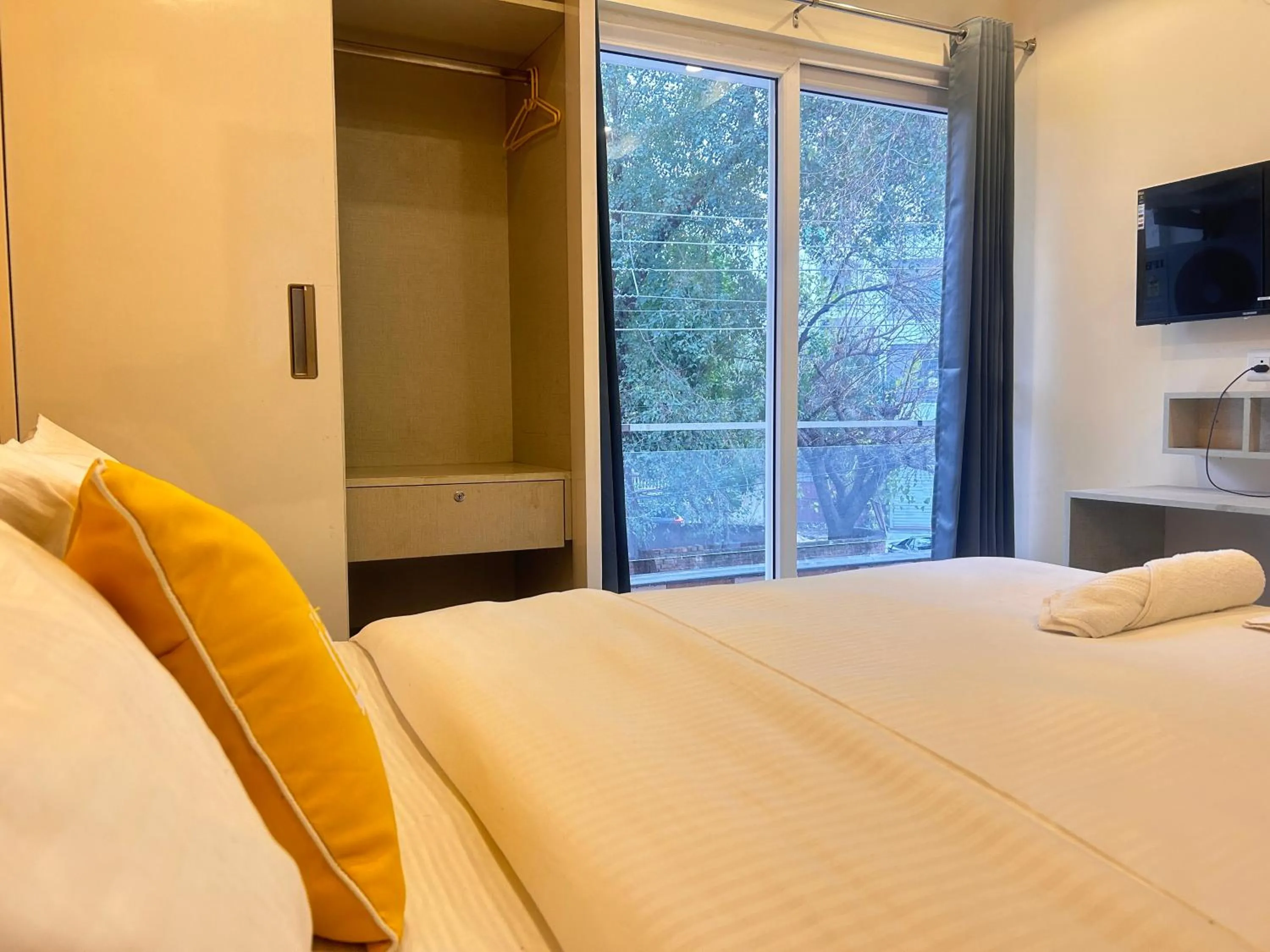 Property building, Bed in Lime Tree 1BHK Serviced Apartment - Medanta Medicity, Gurgaon