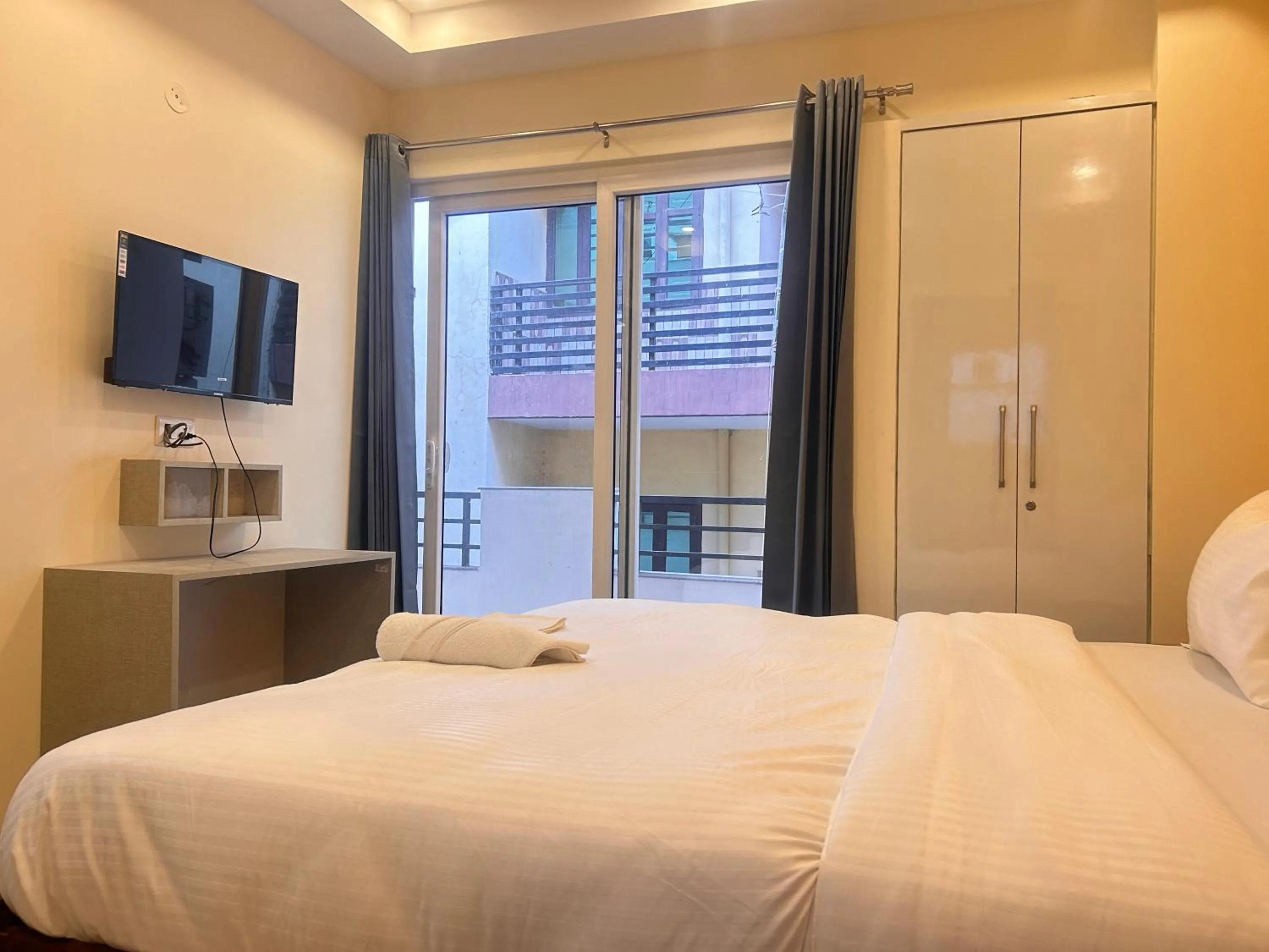 Bed in Lime Tree 1BHK Serviced Apartment - Medanta Medicity, Gurgaon