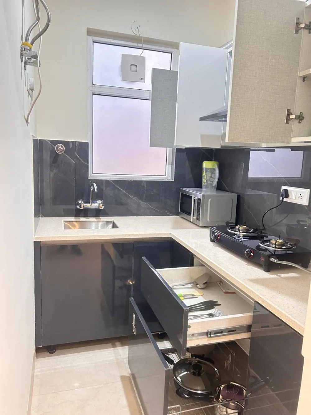 Kitchen or kitchenette in Lime Tree 1BHK Serviced Apartment - Medanta Medicity, Gurgaon