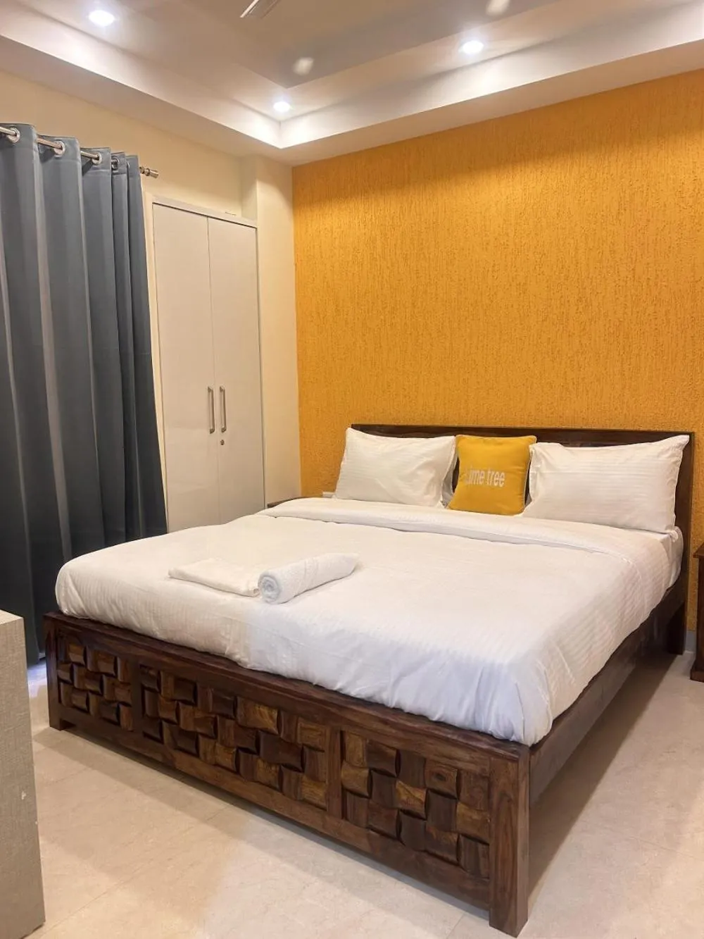 Bed in Lime Tree 1BHK Serviced Apartment - Medanta Medicity, Gurgaon